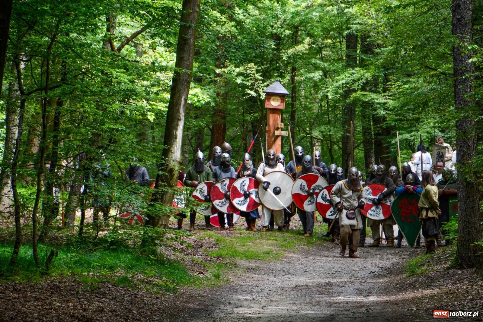 Zdjęcie w galerii na portalu naszraciborz.pl: Manewry średniowiecznych wojów w lesie Obora [FOTO i WIDEO] wiadomości z regionu