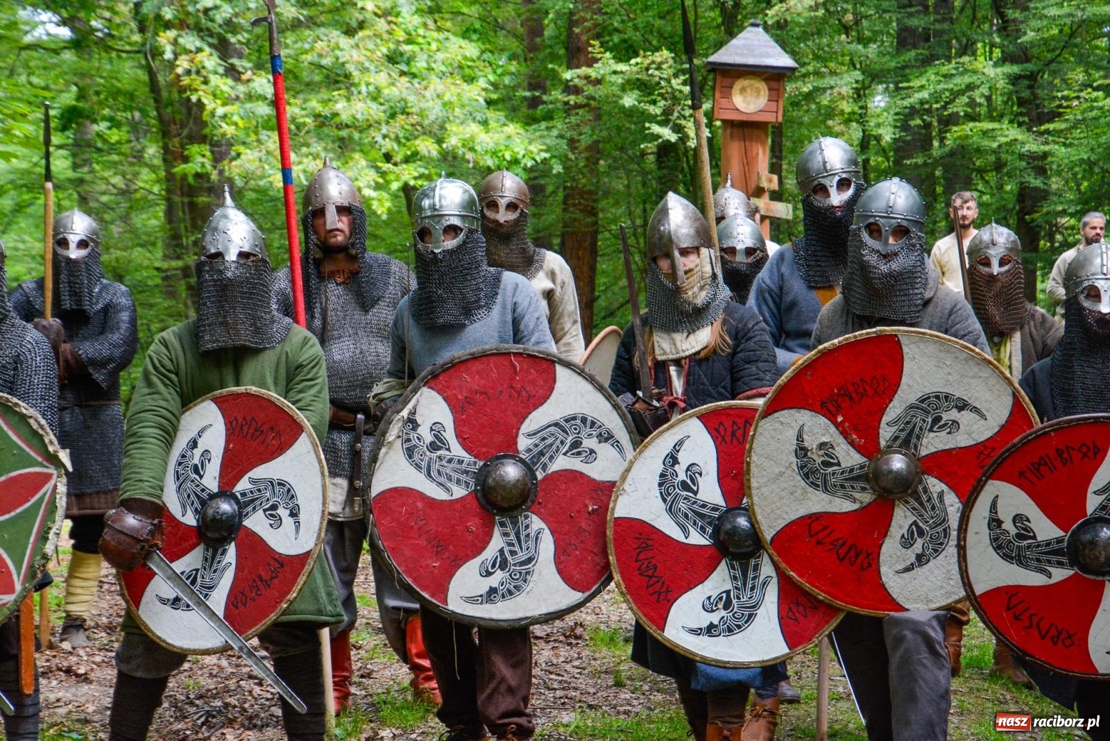 Zdjęcie w galerii na portalu naszraciborz.pl: Manewry średniowiecznych wojów w lesie Obora [FOTO i WIDEO] wiadomości z regionu