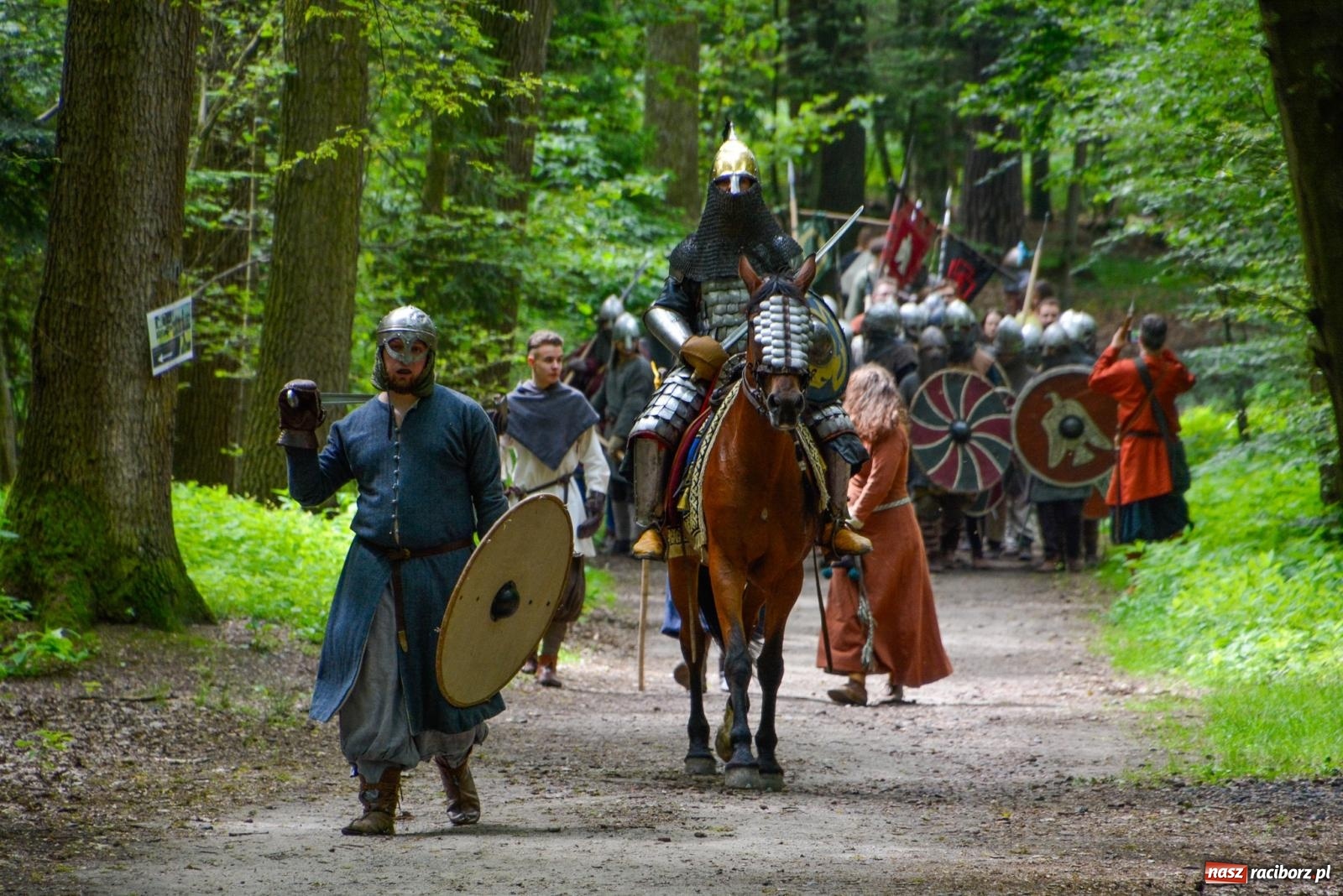Zdjęcie w galerii na portalu naszraciborz.pl: Manewry średniowiecznych wojów w lesie Obora [FOTO i WIDEO] wiadomości z regionu
