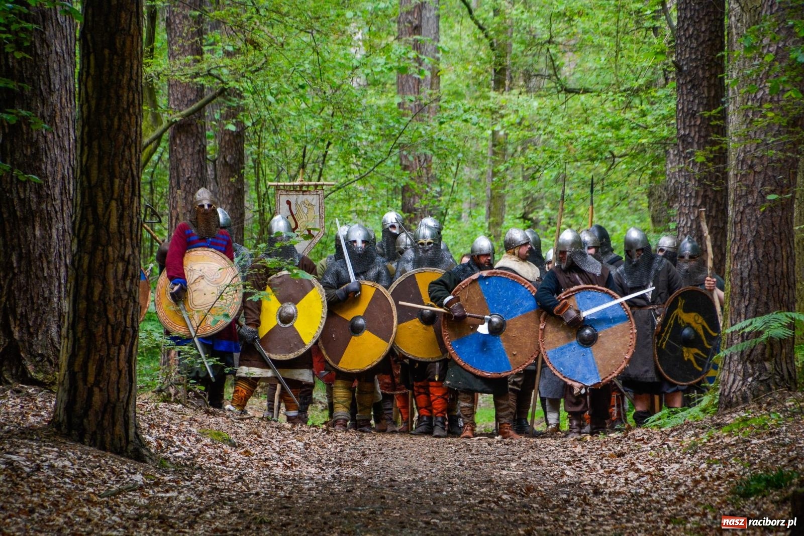 Zdjęcie w galerii na portalu naszraciborz.pl: Manewry średniowiecznych wojów w lesie Obora [FOTO i WIDEO] wiadomości z regionu