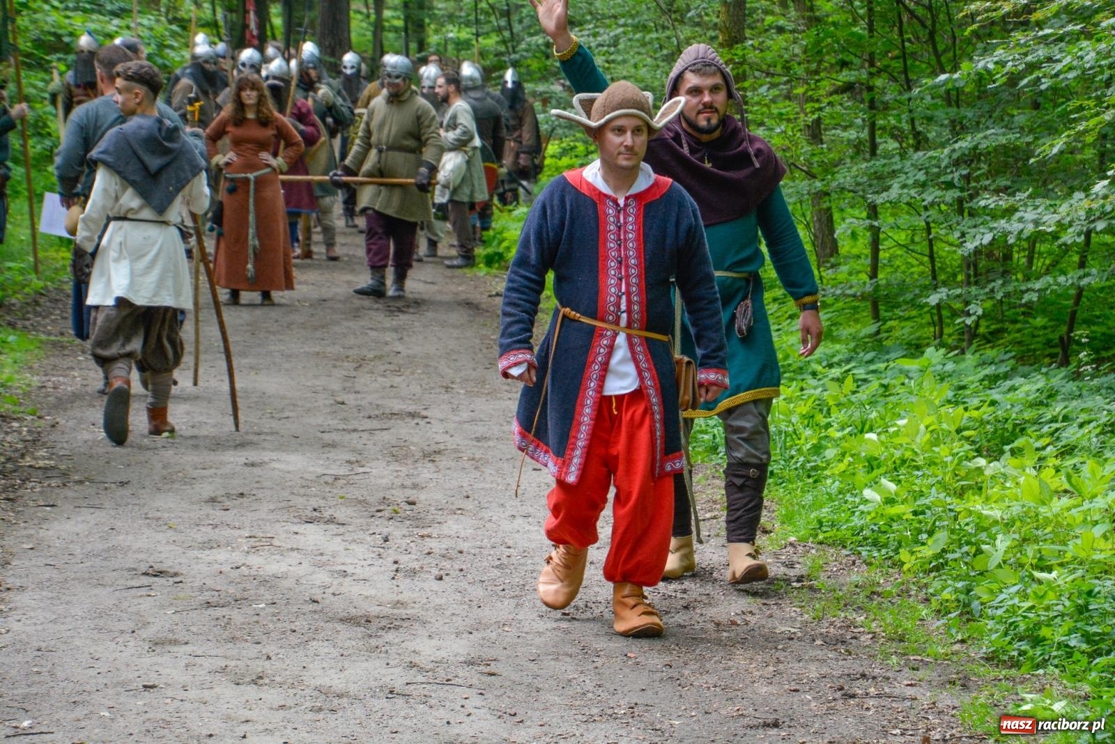 Zdjęcie w galerii na portalu naszraciborz.pl: Manewry średniowiecznych wojów w lesie Obora [FOTO i WIDEO] wiadomości z regionu