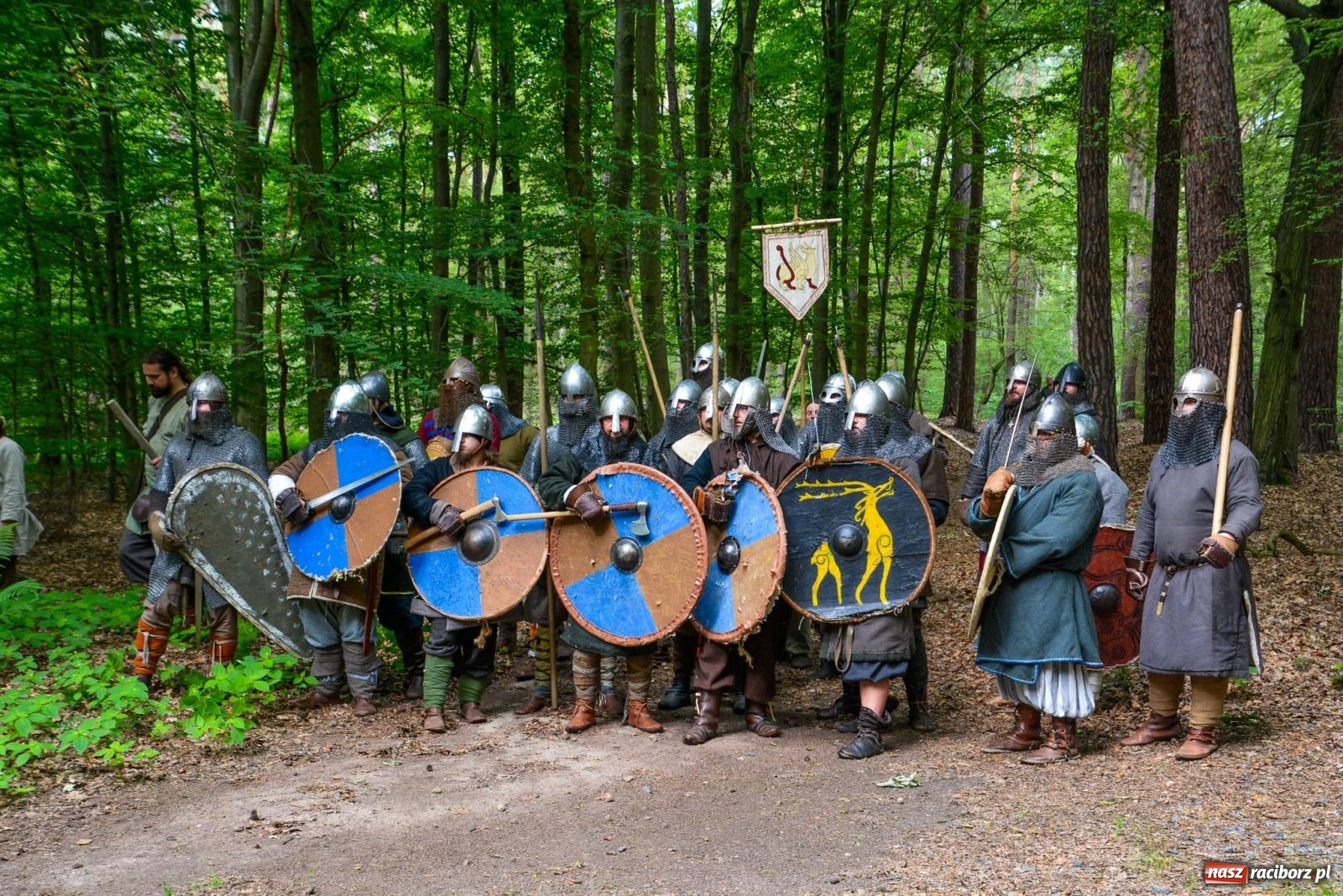 Zdjęcie w galerii na portalu naszraciborz.pl: Manewry średniowiecznych wojów w lesie Obora [FOTO i WIDEO] wiadomości z regionu