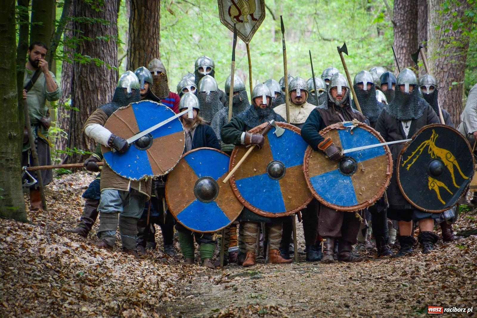 Zdjęcie w galerii na portalu naszraciborz.pl: Manewry średniowiecznych wojów w lesie Obora [FOTO i WIDEO] wiadomości z regionu
