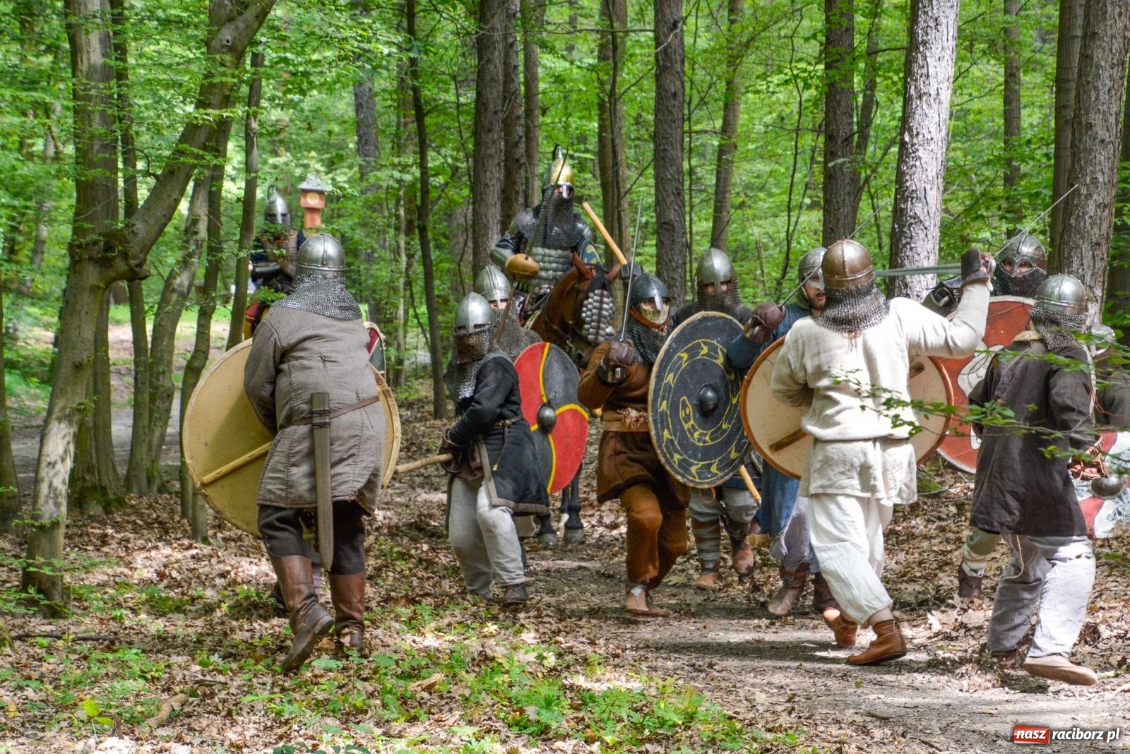 Zdjęcie w galerii na portalu naszraciborz.pl: Manewry średniowiecznych wojów w lesie Obora [FOTO i WIDEO] wiadomości z regionu