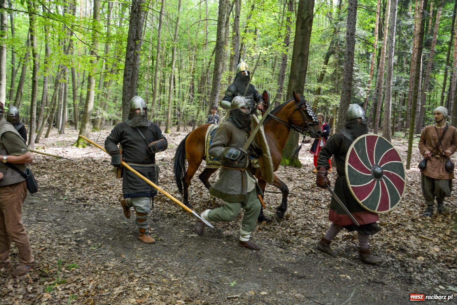 Zdjęcie w galerii na portalu naszraciborz.pl: Manewry średniowiecznych wojów w lesie Obora [FOTO i WIDEO] wiadomości z regionu