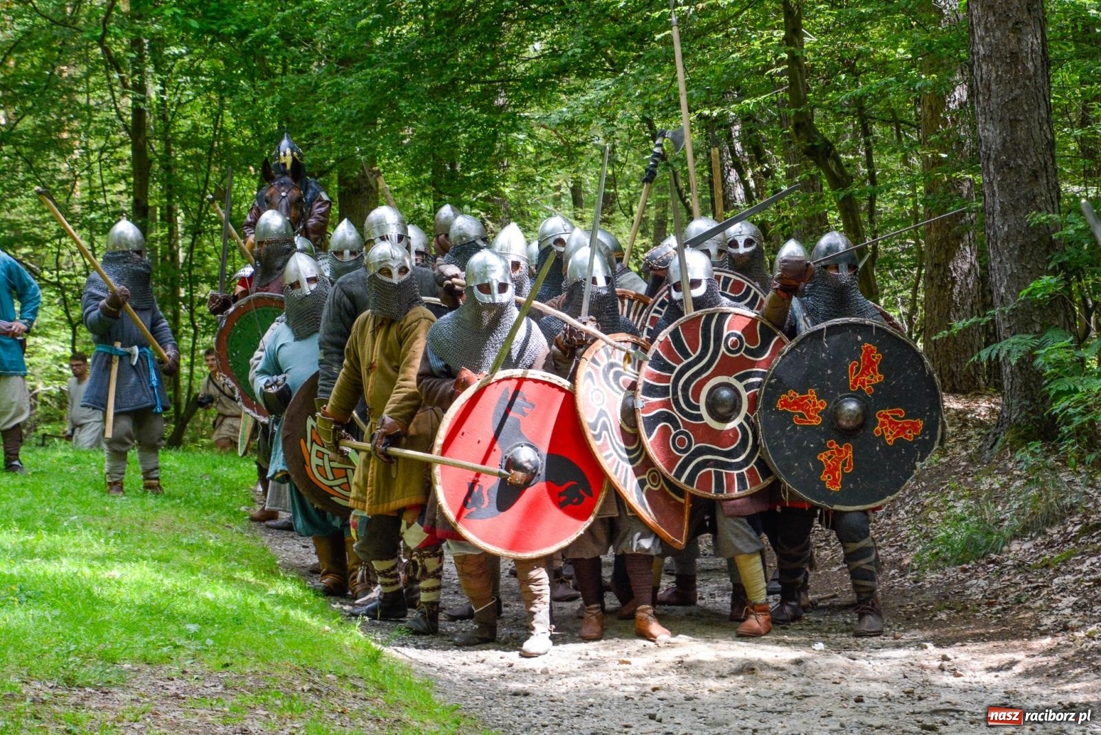Zdjęcie w galerii na portalu naszraciborz.pl: Manewry średniowiecznych wojów w lesie Obora [FOTO i WIDEO] wiadomości z regionu