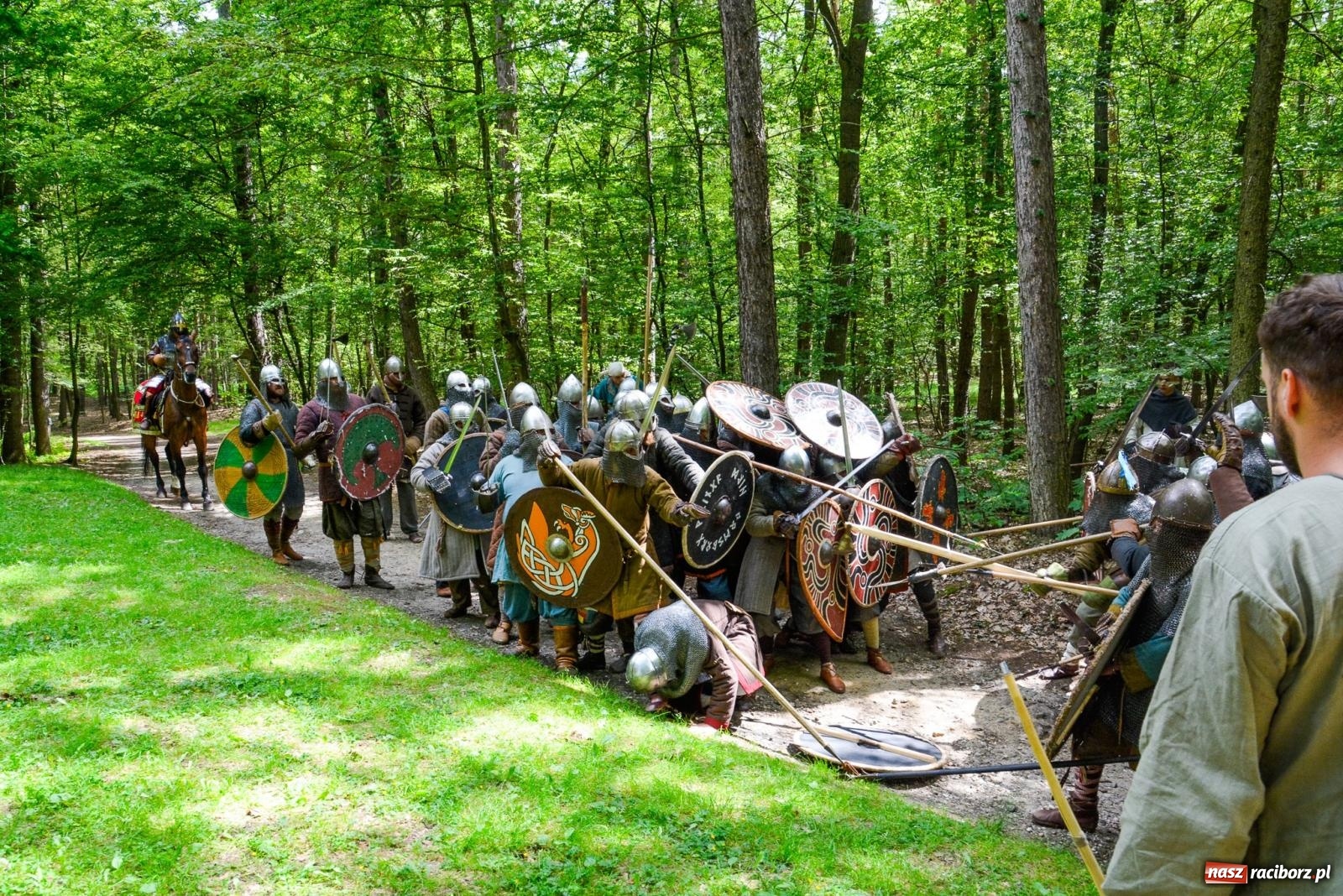 Zdjęcie w galerii na portalu naszraciborz.pl: Manewry średniowiecznych wojów w lesie Obora [FOTO i WIDEO] wiadomości z regionu