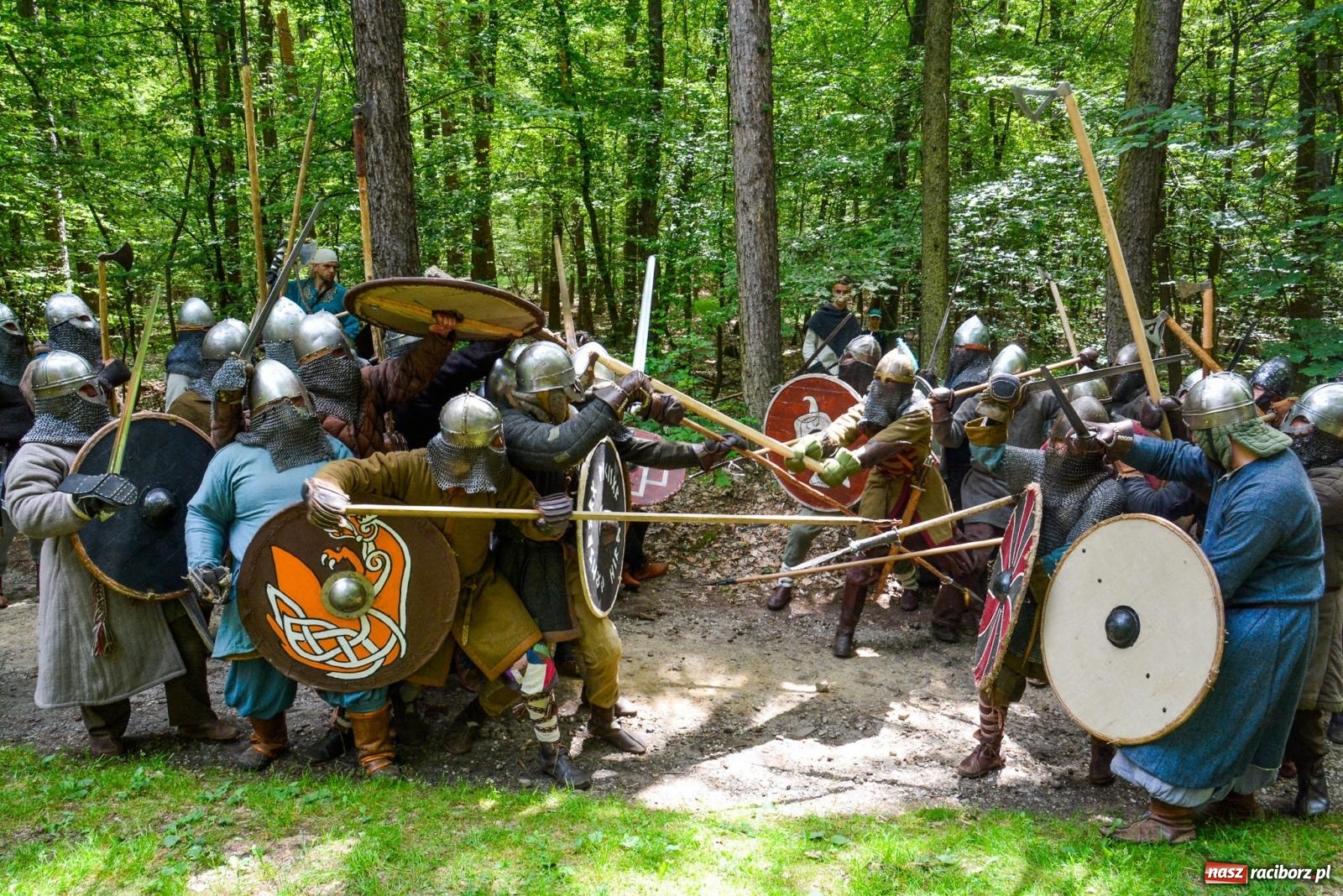 Zdjęcie w galerii na portalu naszraciborz.pl: Manewry średniowiecznych wojów w lesie Obora [FOTO i WIDEO] wiadomości z regionu