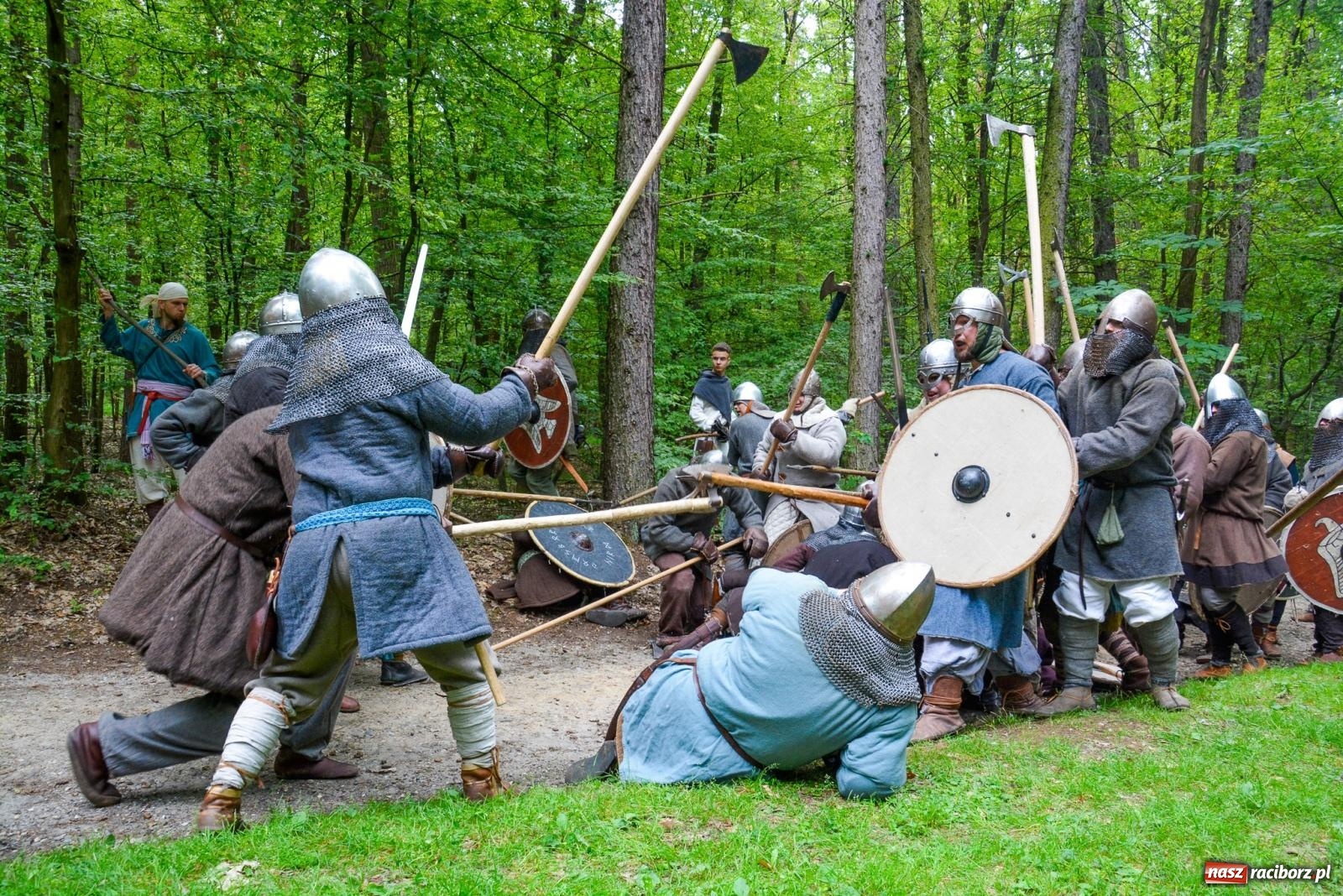Zdjęcie w galerii na portalu naszraciborz.pl: Manewry średniowiecznych wojów w lesie Obora [FOTO i WIDEO] wiadomości z regionu