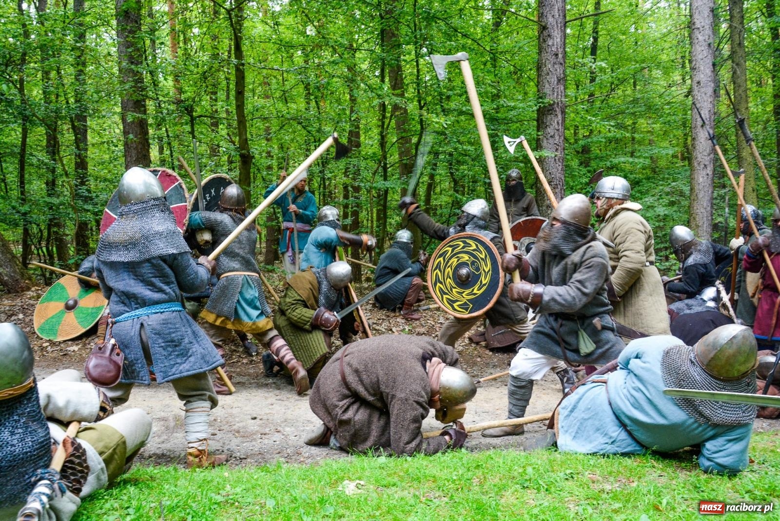 Zdjęcie w galerii na portalu naszraciborz.pl: Manewry średniowiecznych wojów w lesie Obora [FOTO i WIDEO] wiadomości z regionu