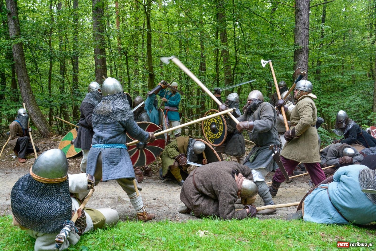 Zdjęcie w galerii na portalu naszraciborz.pl: Manewry średniowiecznych wojów w lesie Obora [FOTO i WIDEO] wiadomości z regionu