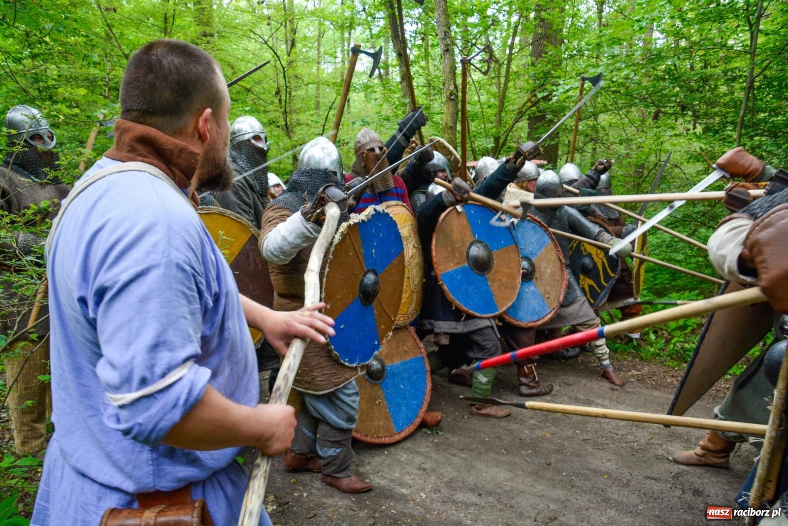 Zdjęcie w galerii na portalu naszraciborz.pl: Manewry średniowiecznych wojów w lesie Obora [FOTO i WIDEO] wiadomości z regionu