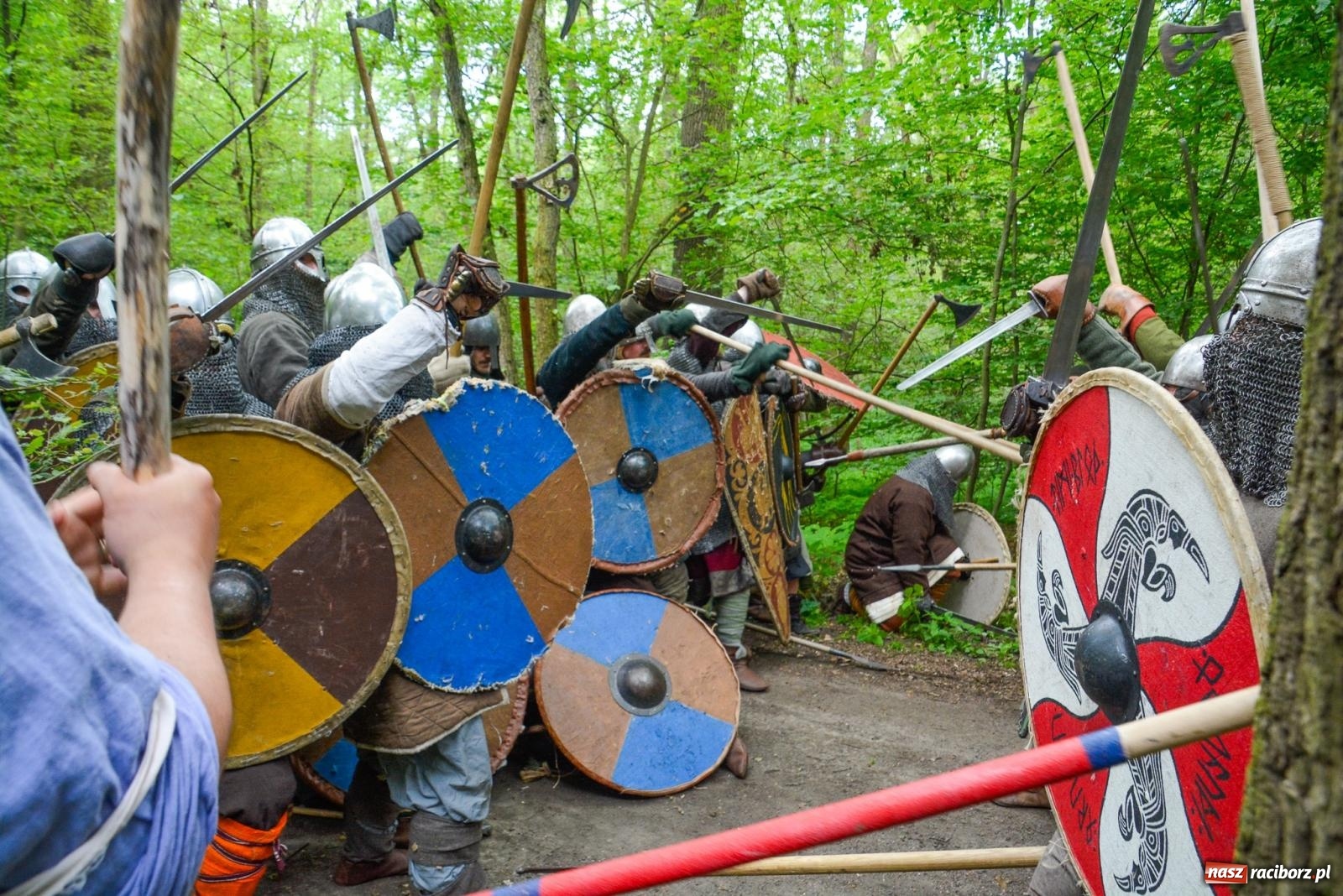 Zdjęcie w galerii na portalu naszraciborz.pl: Manewry średniowiecznych wojów w lesie Obora [FOTO i WIDEO] wiadomości z regionu