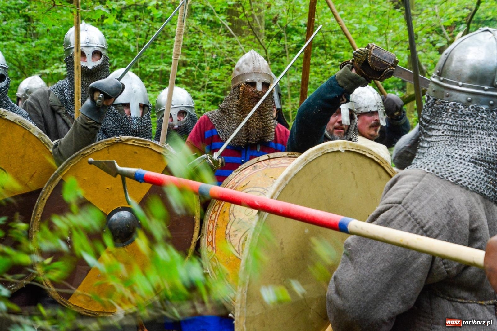 Zdjęcie w galerii na portalu naszraciborz.pl: Manewry średniowiecznych wojów w lesie Obora [FOTO i WIDEO] wiadomości z regionu