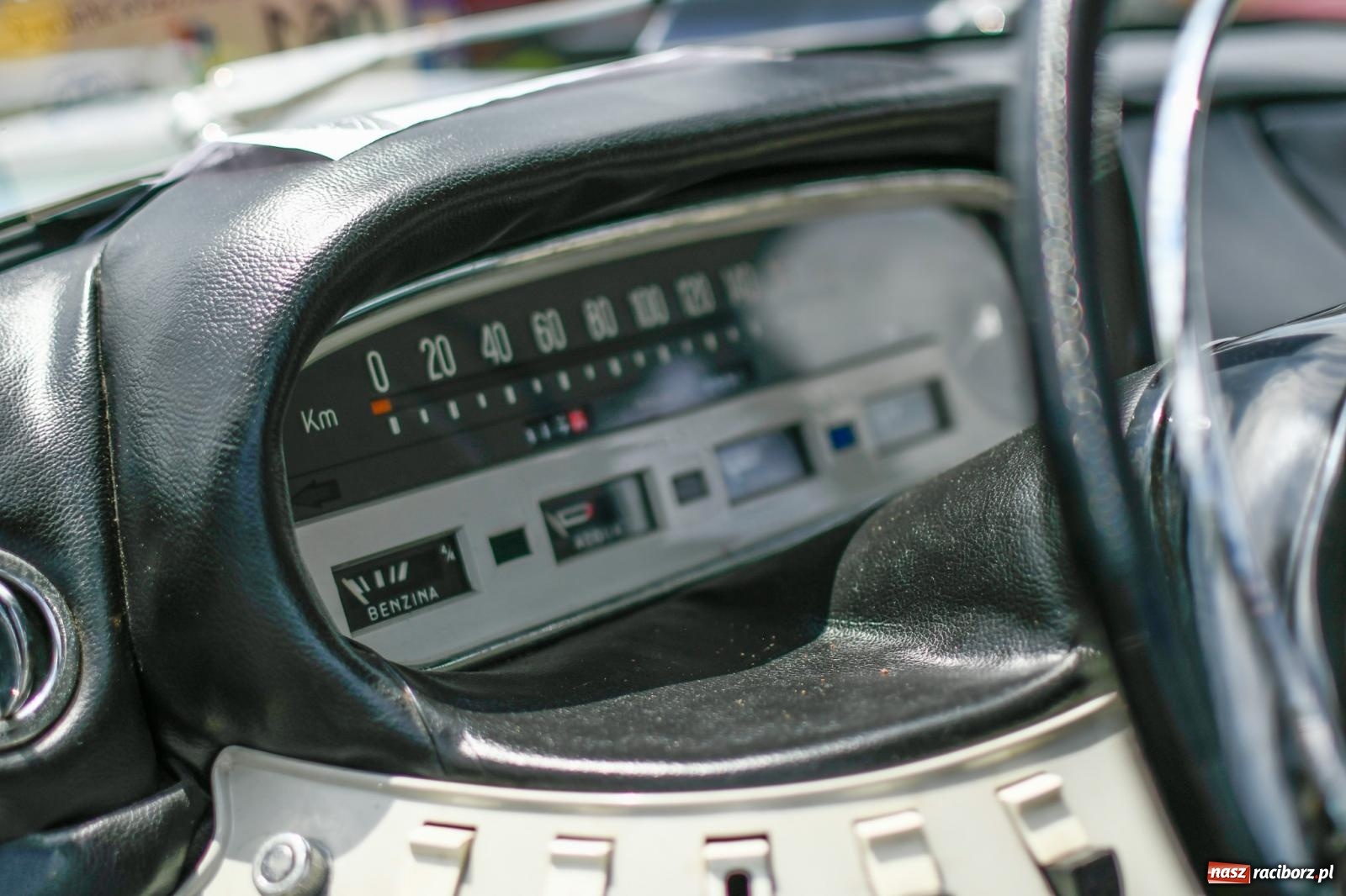 Zdjęcie w galerii na portalu naszraciborz.pl: Rekordowy zlot zabytkowych pojazdów w Zabełkowie wiadomości z regionu