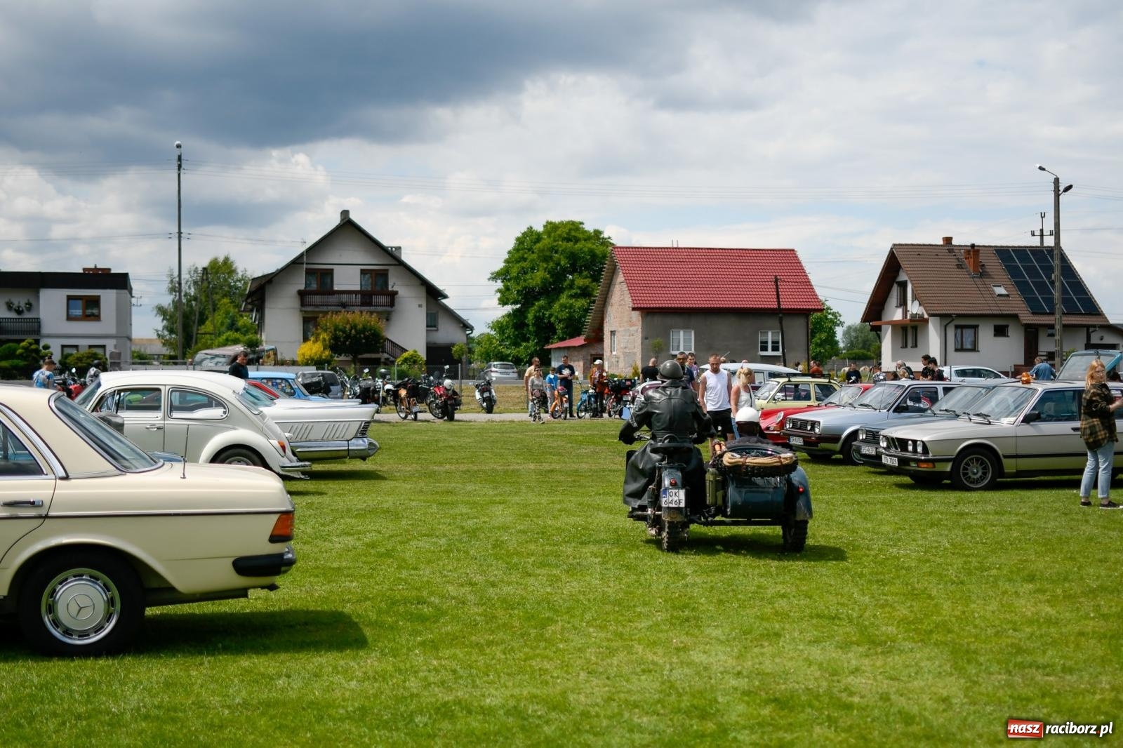 Zdjęcie w galerii na portalu naszraciborz.pl: Rekordowy zlot zabytkowych pojazdów w Zabełkowie wiadomości z regionu