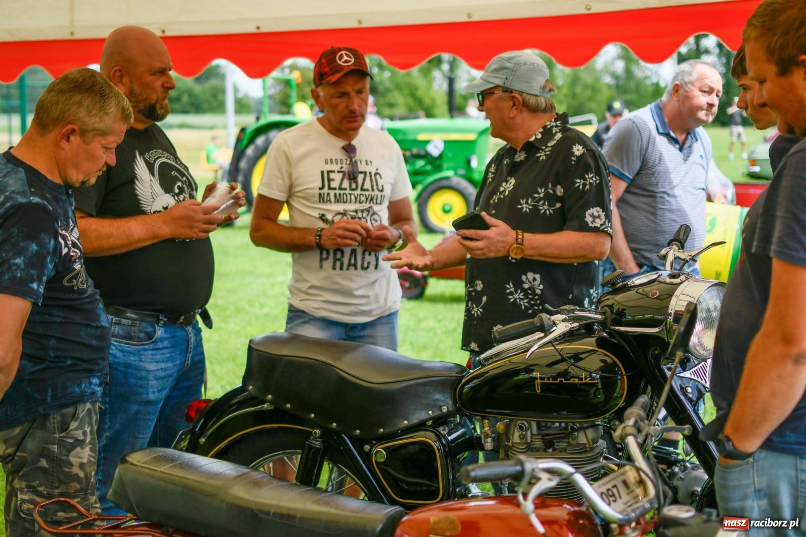 Zdjęcie w galerii na portalu naszraciborz.pl: Rekordowy zlot zabytkowych pojazdów w Zabełkowie wiadomości z regionu