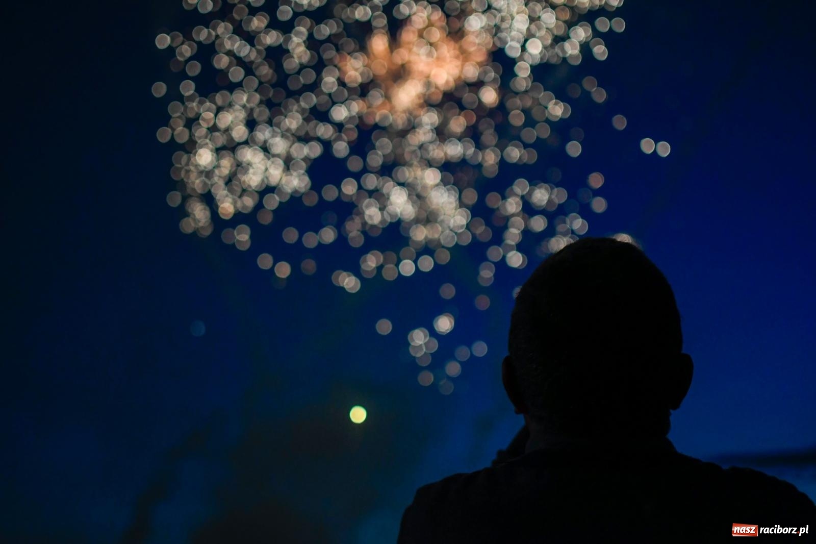 Zdjęcie w galerii na portalu naszraciborz.pl: Nocne strażackie show w Bolesławiu. Sztuczne ognie i rywalizacja w ćwiczeniu bojowym [FOTO i WIDEO] wiadomości z regionu