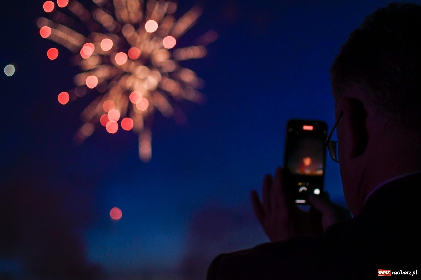 Zdjęcie w galerii na portalu naszraciborz.pl: Nocne strażackie show w Bolesławiu. Sztuczne ognie i rywalizacja w ćwiczeniu bojowym [FOTO i WIDEO] wiadomości z regionu