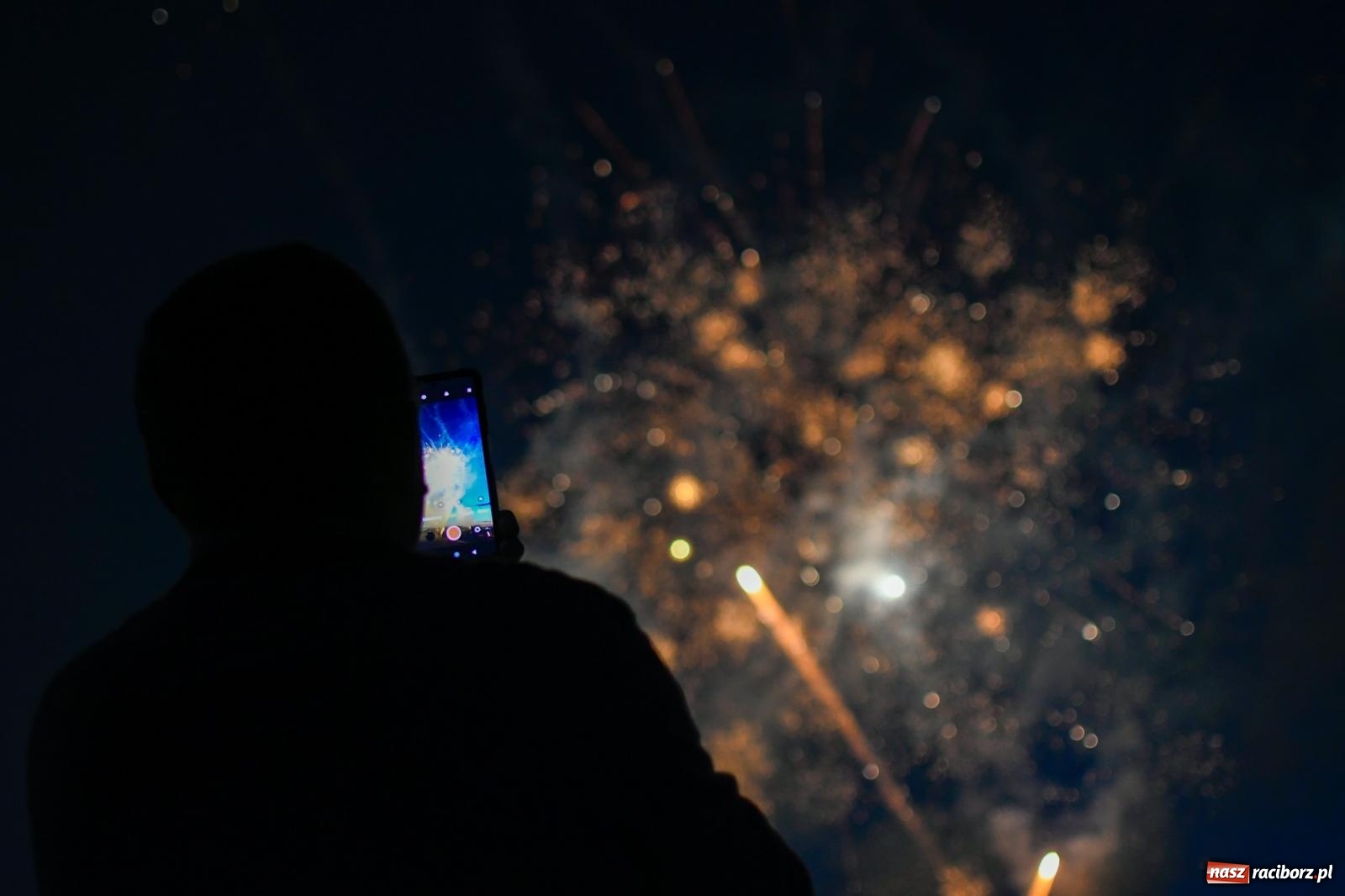 Zdjęcie w galerii na portalu naszraciborz.pl: Nocne strażackie show w Bolesławiu. Sztuczne ognie i rywalizacja w ćwiczeniu bojowym [FOTO i WIDEO] wiadomości z regionu