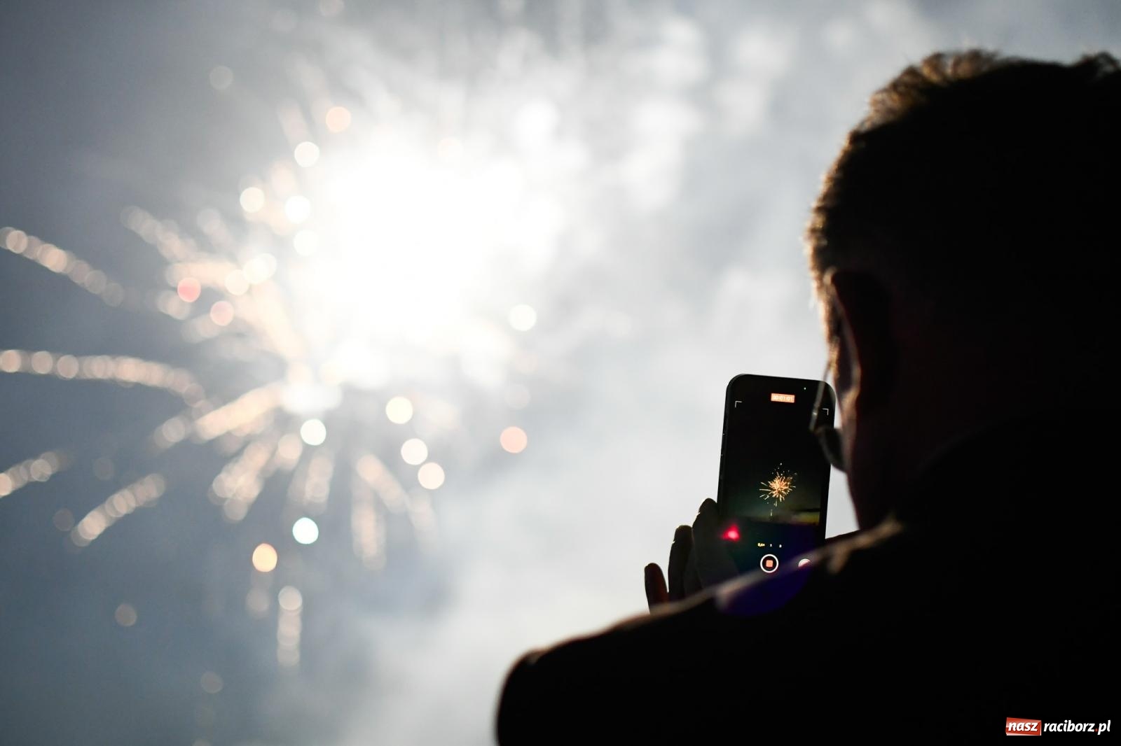 Zdjęcie w galerii na portalu naszraciborz.pl: Nocne strażackie show w Bolesławiu. Sztuczne ognie i rywalizacja w ćwiczeniu bojowym [FOTO i WIDEO] wiadomości z regionu