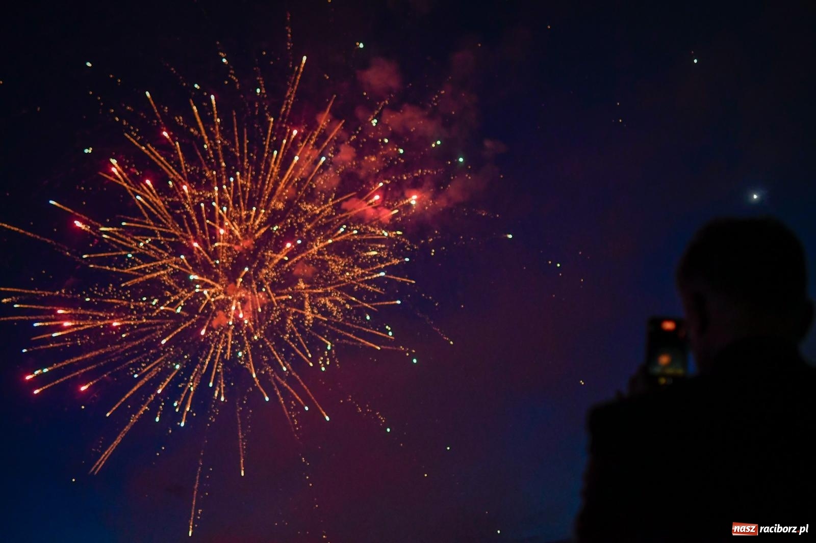 Zdjęcie w galerii na portalu naszraciborz.pl: Nocne strażackie show w Bolesławiu. Sztuczne ognie i rywalizacja w ćwiczeniu bojowym [FOTO i WIDEO] wiadomości z regionu