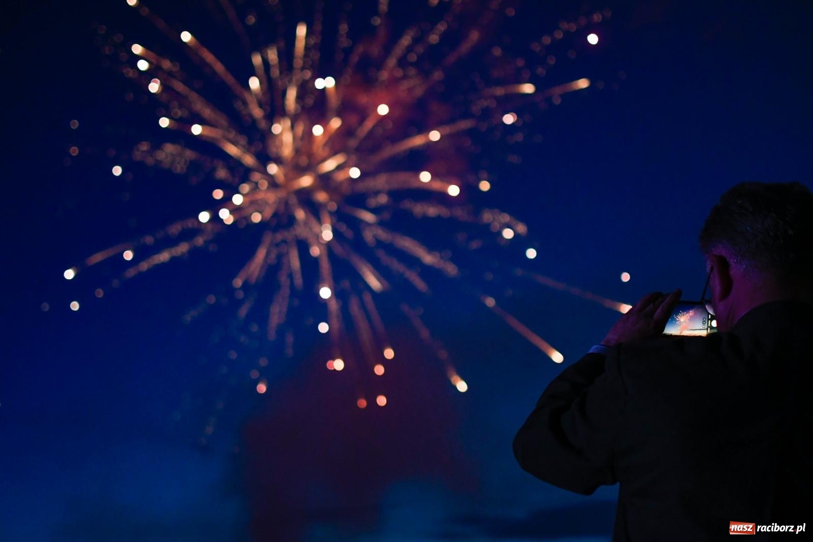 Zdjęcie w galerii na portalu naszraciborz.pl: Nocne strażackie show w Bolesławiu. Sztuczne ognie i rywalizacja w ćwiczeniu bojowym [FOTO i WIDEO] wiadomości z regionu