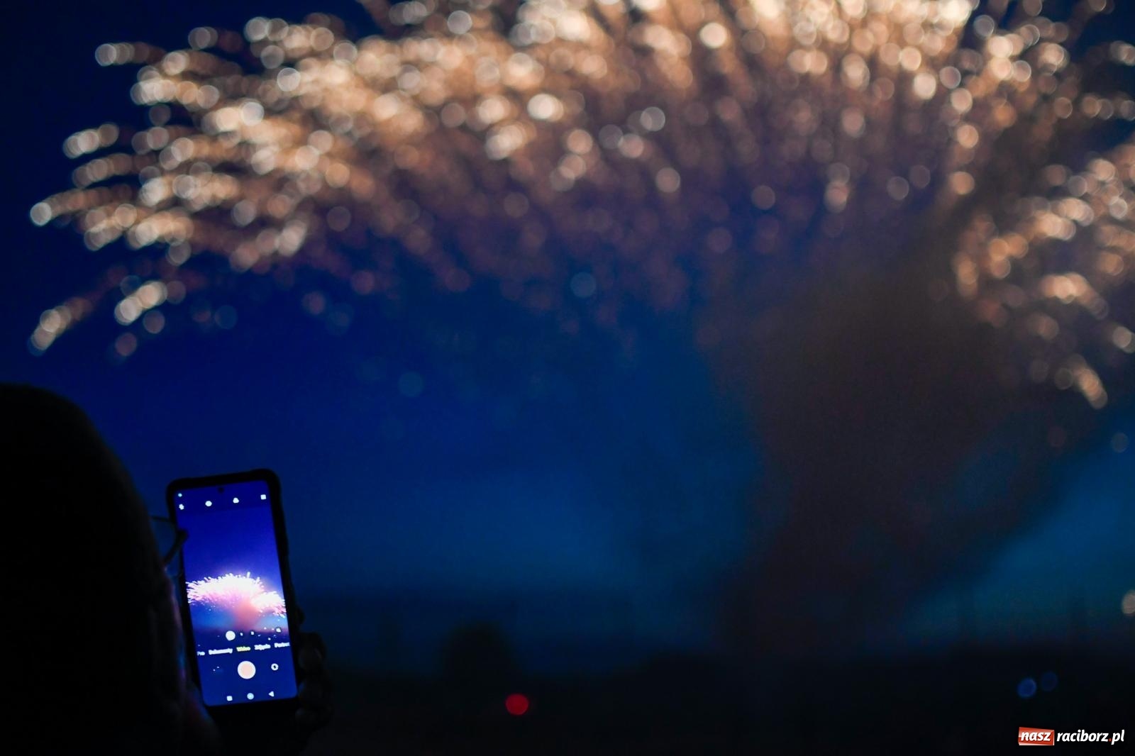 Zdjęcie w galerii na portalu naszraciborz.pl: Nocne strażackie show w Bolesławiu. Sztuczne ognie i rywalizacja w ćwiczeniu bojowym [FOTO i WIDEO] wiadomości z regionu
