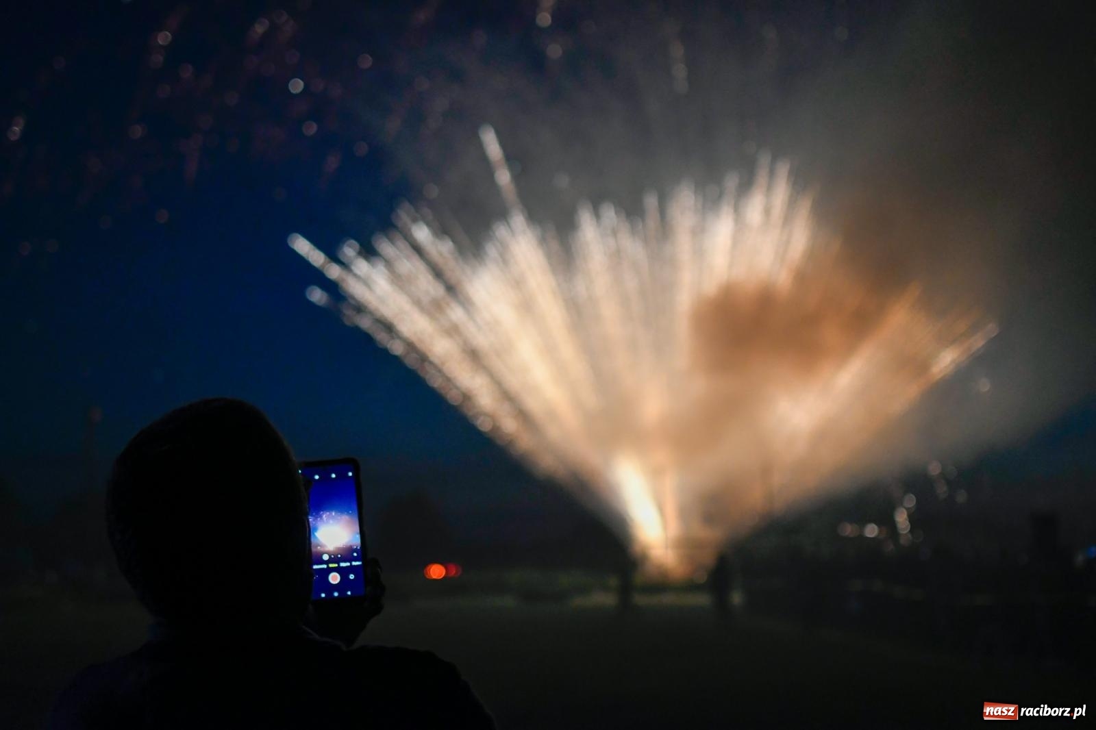 Zdjęcie w galerii na portalu naszraciborz.pl: Nocne strażackie show w Bolesławiu. Sztuczne ognie i rywalizacja w ćwiczeniu bojowym [FOTO i WIDEO] wiadomości z regionu