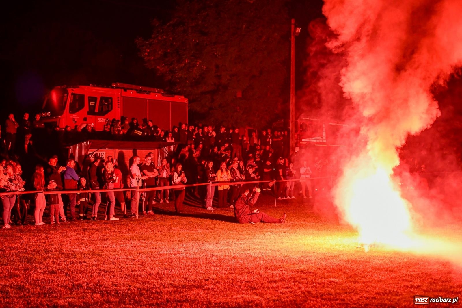 Zdjęcie w galerii na portalu naszraciborz.pl: Nocne strażackie show w Bolesławiu. Sztuczne ognie i rywalizacja w ćwiczeniu bojowym [FOTO i WIDEO] wiadomości z regionu