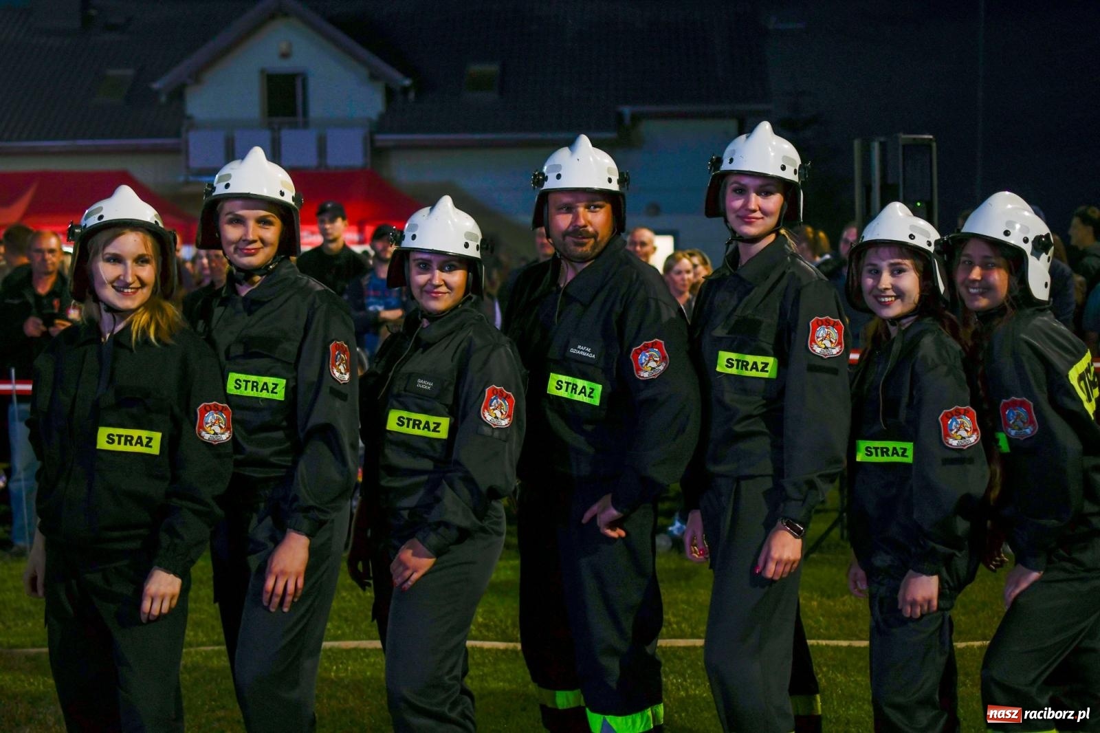 Zdjęcie w galerii na portalu naszraciborz.pl: Nocne strażackie show w Bolesławiu. Sztuczne ognie i rywalizacja w ćwiczeniu bojowym [FOTO i WIDEO] wiadomości z regionu