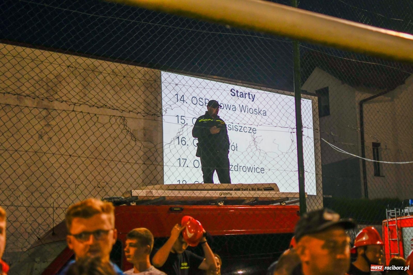 Zdjęcie w galerii na portalu naszraciborz.pl: Nocne strażackie show w Bolesławiu. Sztuczne ognie i rywalizacja w ćwiczeniu bojowym [FOTO i WIDEO] wiadomości z regionu