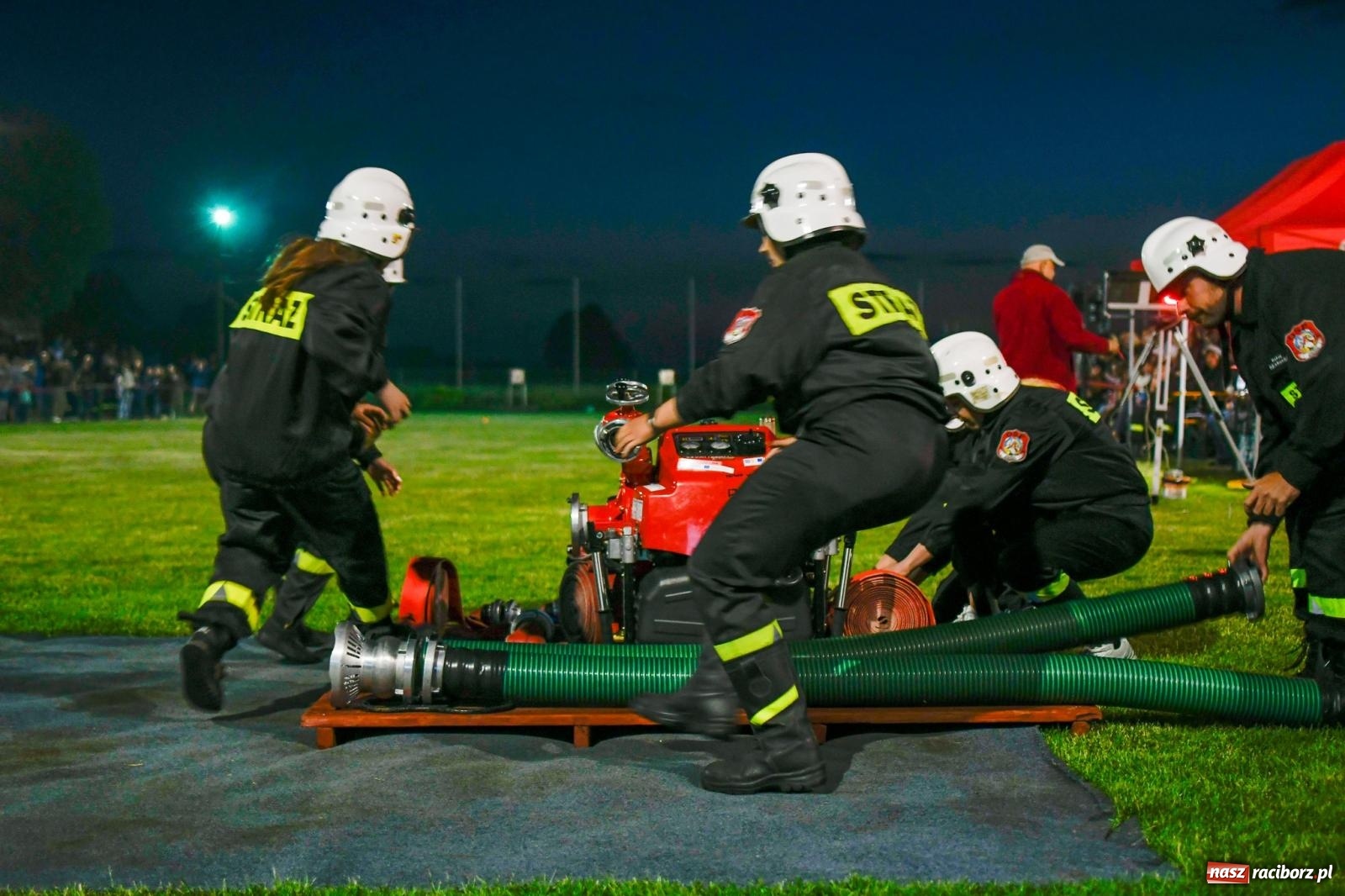 Zdjęcie w galerii na portalu naszraciborz.pl: Nocne strażackie show w Bolesławiu. Sztuczne ognie i rywalizacja w ćwiczeniu bojowym [FOTO i WIDEO] wiadomości z regionu