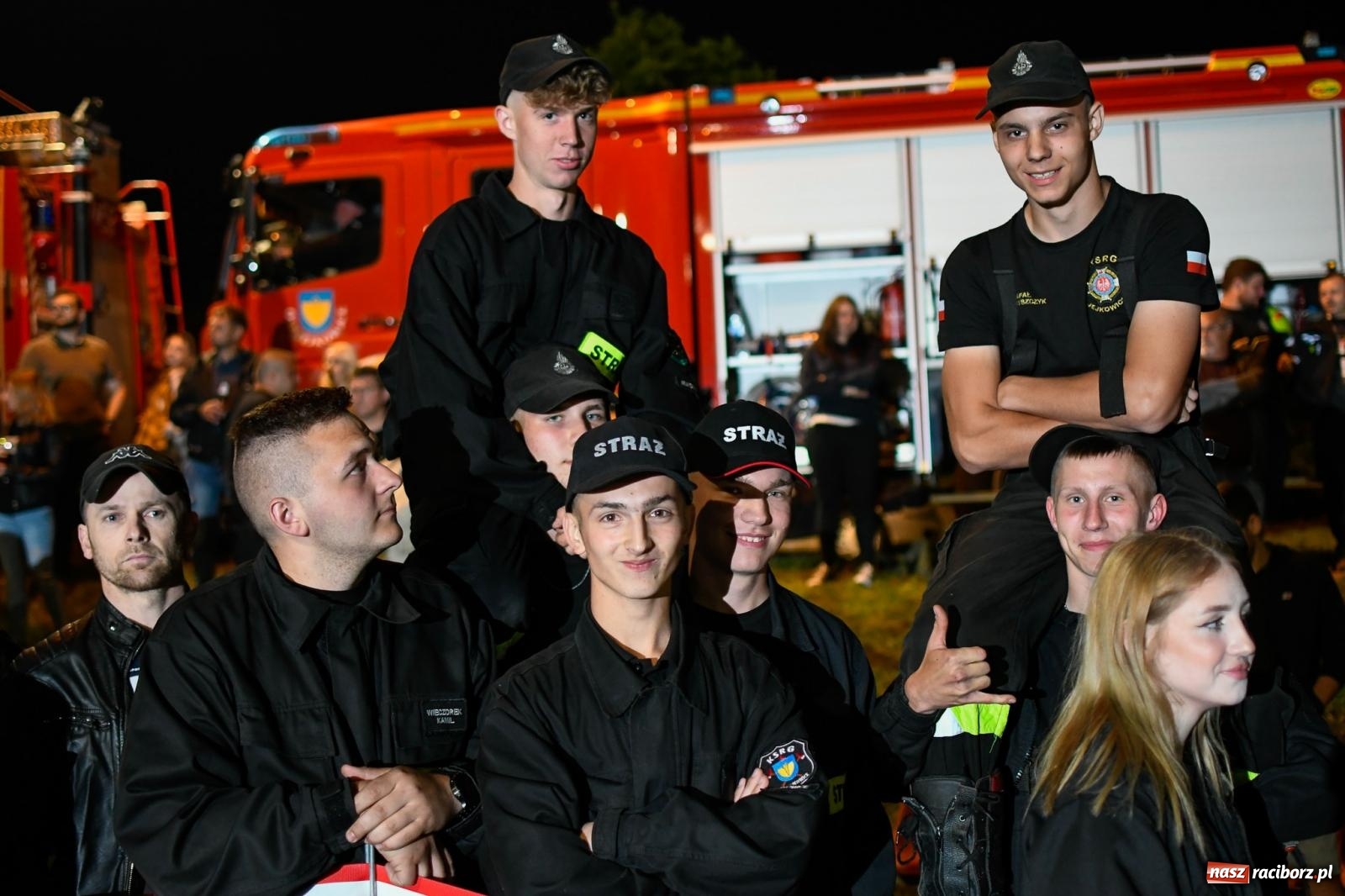 Zdjęcie w galerii na portalu naszraciborz.pl: Nocne strażackie show w Bolesławiu. Sztuczne ognie i rywalizacja w ćwiczeniu bojowym [FOTO i WIDEO] wiadomości z regionu