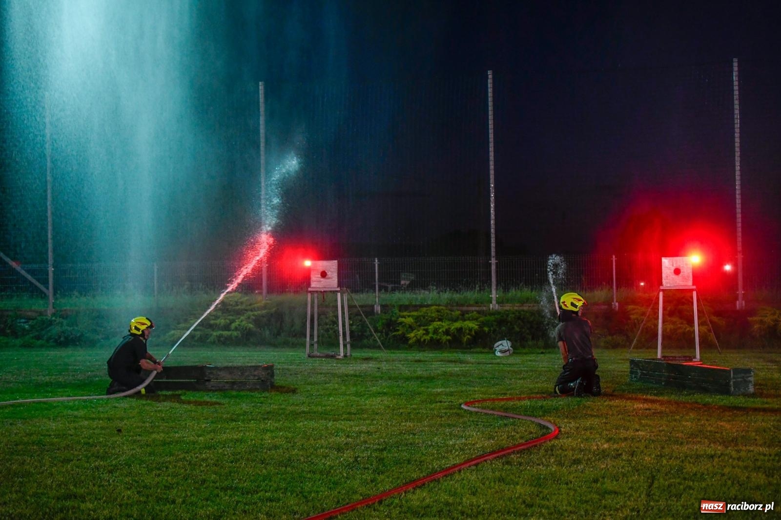 Zdjęcie w galerii na portalu naszraciborz.pl: Nocne strażackie show w Bolesławiu. Sztuczne ognie i rywalizacja w ćwiczeniu bojowym [FOTO i WIDEO] wiadomości z regionu