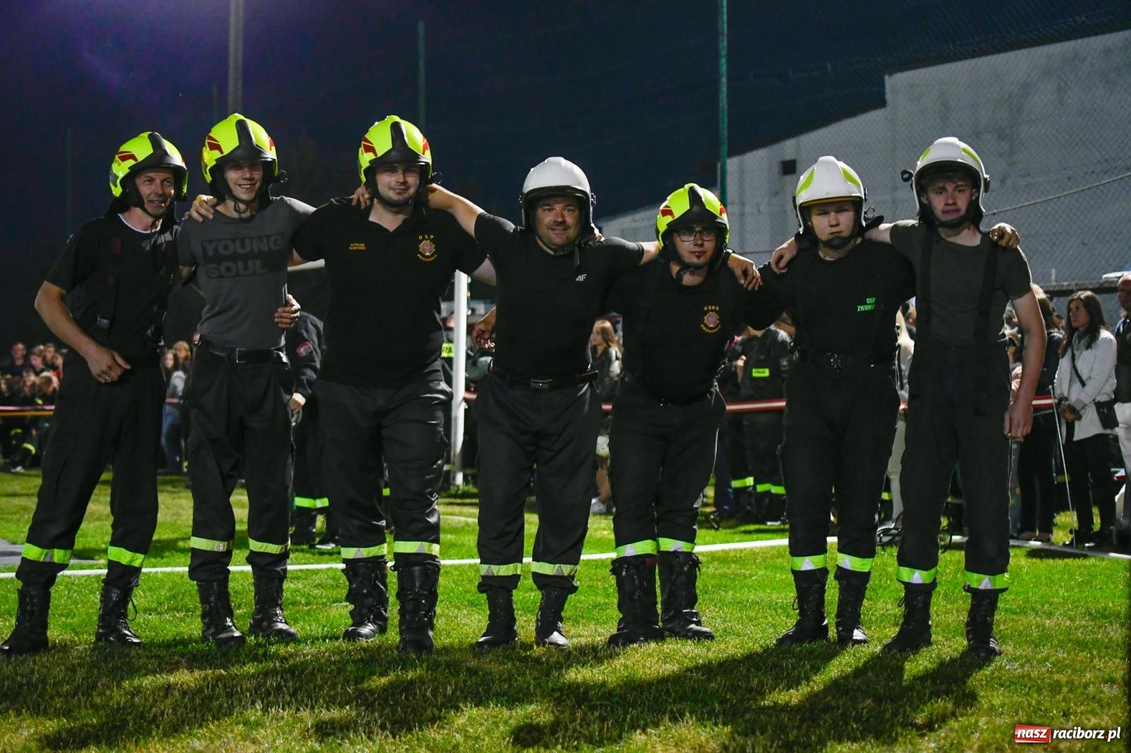 Zdjęcie w galerii na portalu naszraciborz.pl: Nocne strażackie show w Bolesławiu. Sztuczne ognie i rywalizacja w ćwiczeniu bojowym [FOTO i WIDEO] wiadomości z regionu