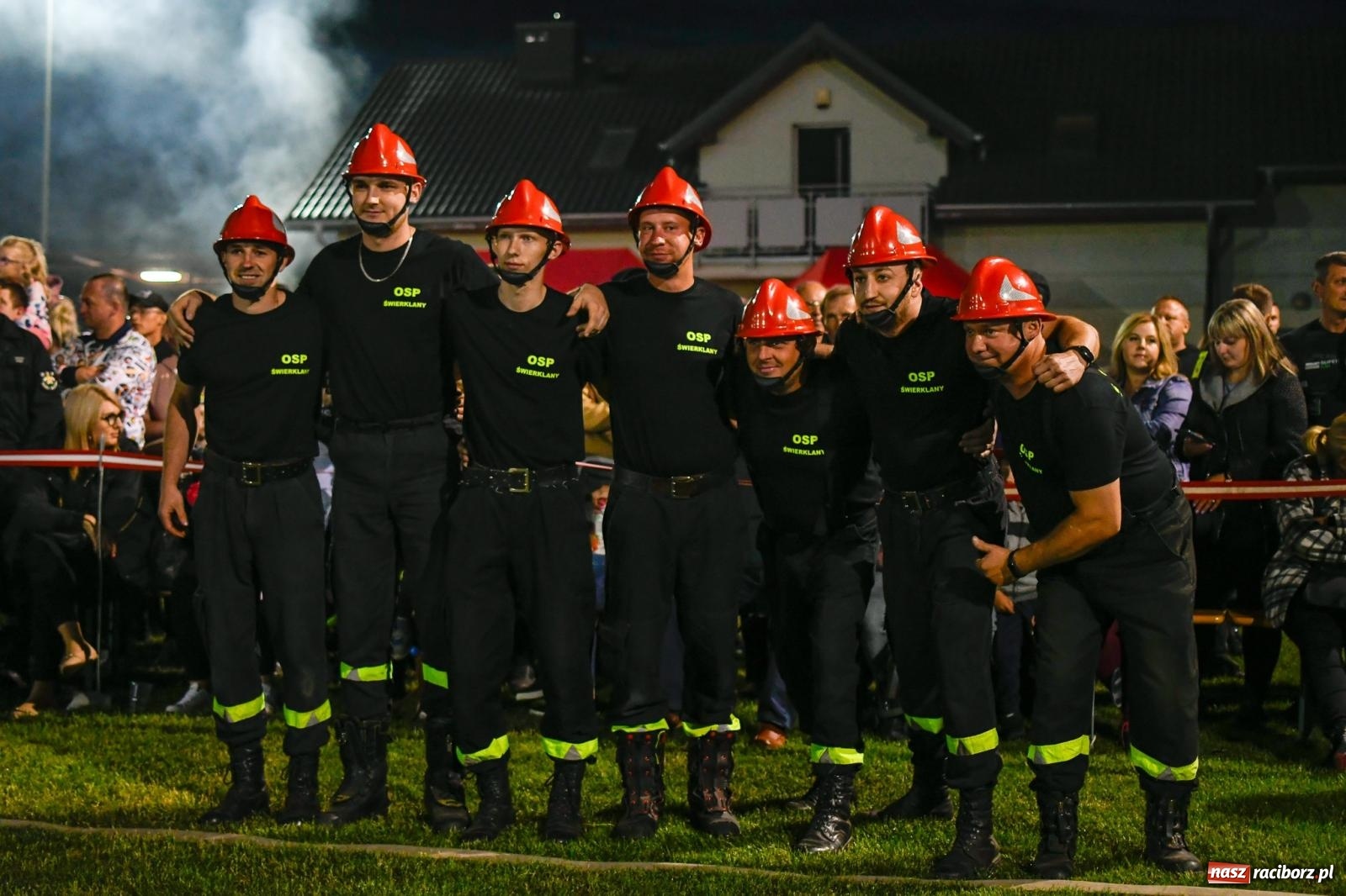 Zdjęcie w galerii na portalu naszraciborz.pl: Nocne strażackie show w Bolesławiu. Sztuczne ognie i rywalizacja w ćwiczeniu bojowym [FOTO i WIDEO] wiadomości z regionu