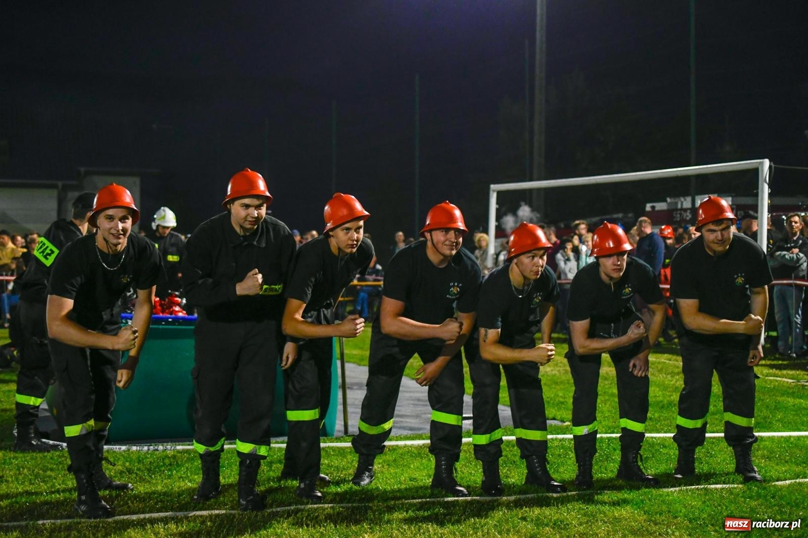 Zdjęcie w galerii na portalu naszraciborz.pl: Nocne strażackie show w Bolesławiu. Sztuczne ognie i rywalizacja w ćwiczeniu bojowym [FOTO i WIDEO] wiadomości z regionu