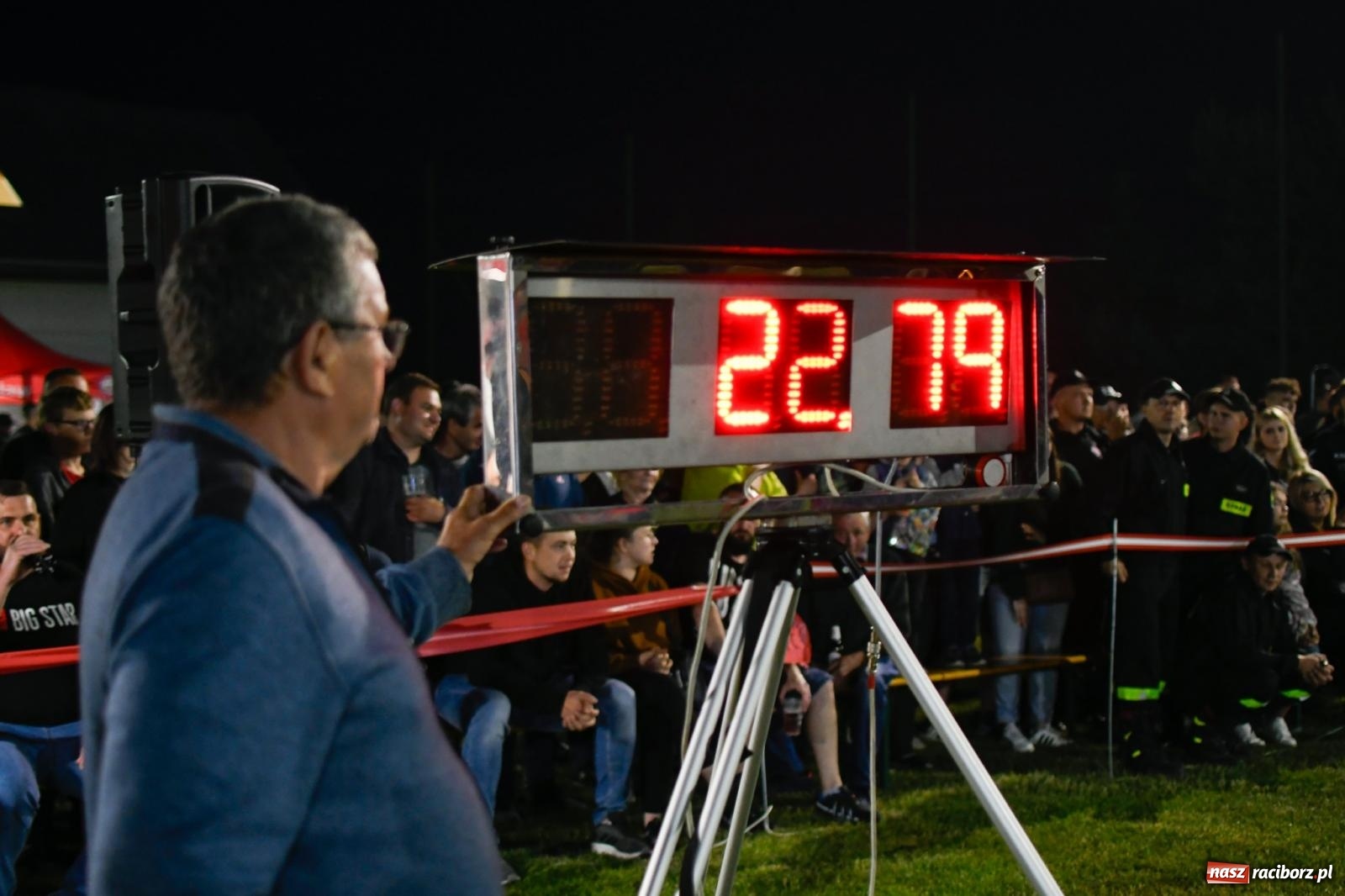 Zdjęcie w galerii na portalu naszraciborz.pl: Nocne strażackie show w Bolesławiu. Sztuczne ognie i rywalizacja w ćwiczeniu bojowym [FOTO i WIDEO] wiadomości z regionu