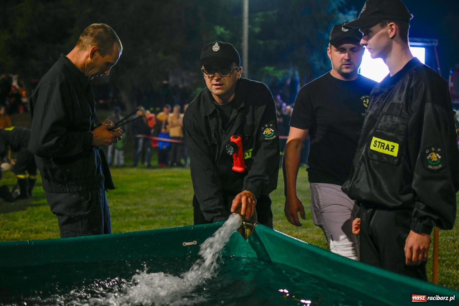 Zdjęcie w galerii na portalu naszraciborz.pl: Nocne strażackie show w Bolesławiu. Sztuczne ognie i rywalizacja w ćwiczeniu bojowym [FOTO i WIDEO] wiadomości z regionu