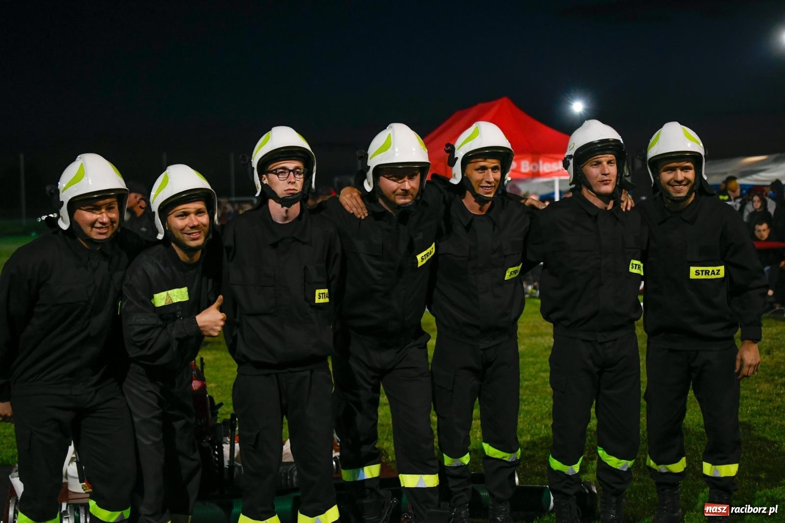 Zdjęcie w galerii na portalu naszraciborz.pl: Nocne strażackie show w Bolesławiu. Sztuczne ognie i rywalizacja w ćwiczeniu bojowym [FOTO i WIDEO] wiadomości z regionu
