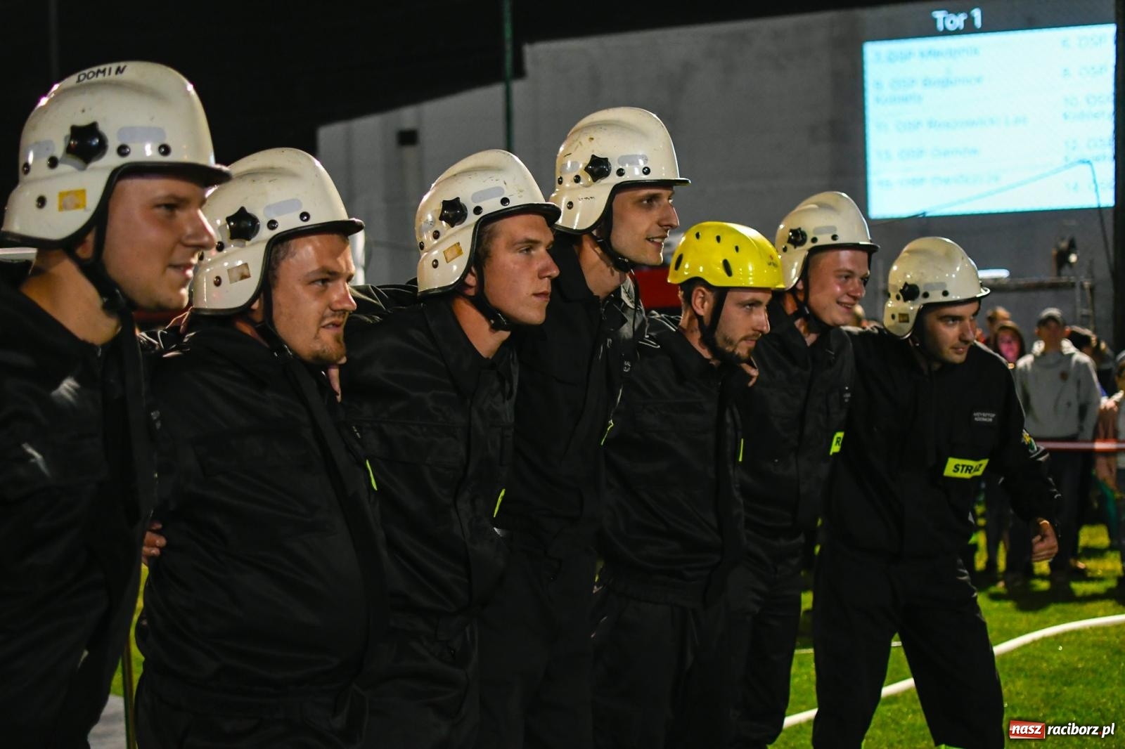 Zdjęcie w galerii na portalu naszraciborz.pl: Nocne strażackie show w Bolesławiu. Sztuczne ognie i rywalizacja w ćwiczeniu bojowym [FOTO i WIDEO] wiadomości z regionu