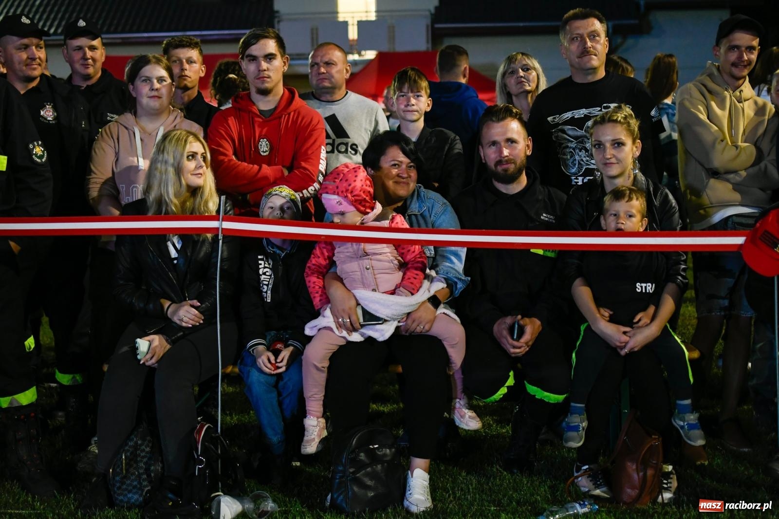 Zdjęcie w galerii na portalu naszraciborz.pl: Nocne strażackie show w Bolesławiu. Sztuczne ognie i rywalizacja w ćwiczeniu bojowym [FOTO i WIDEO] wiadomości z regionu