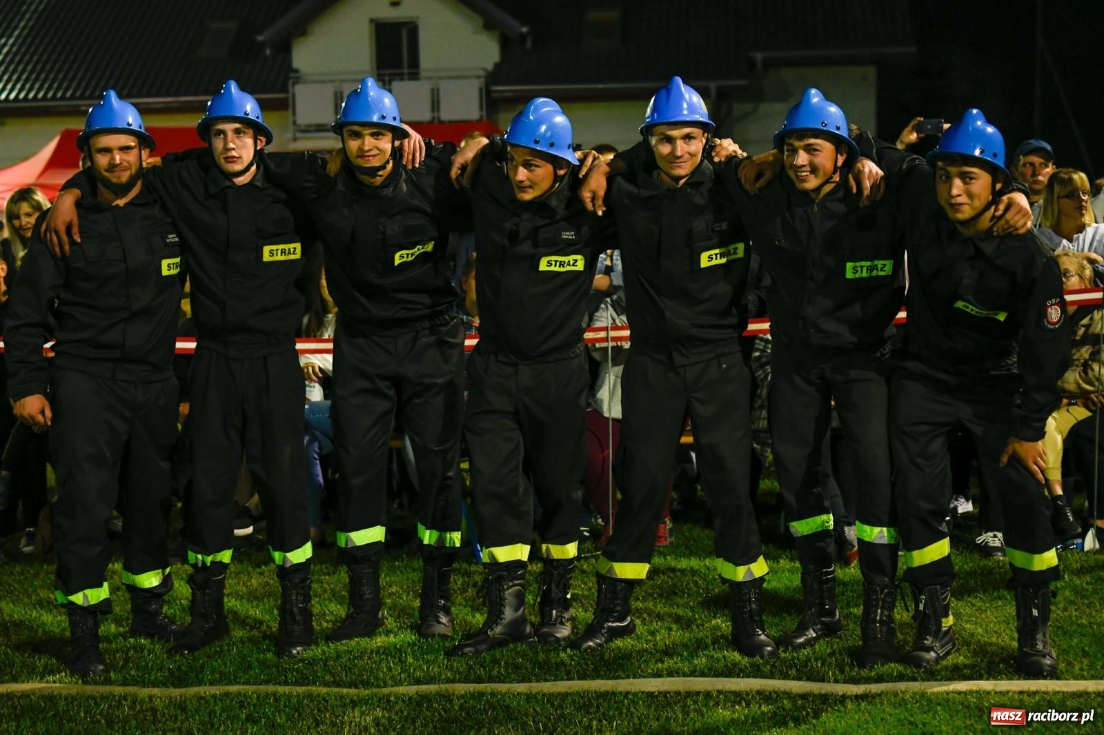 Zdjęcie w galerii na portalu naszraciborz.pl: Nocne strażackie show w Bolesławiu. Sztuczne ognie i rywalizacja w ćwiczeniu bojowym [FOTO i WIDEO] wiadomości z regionu