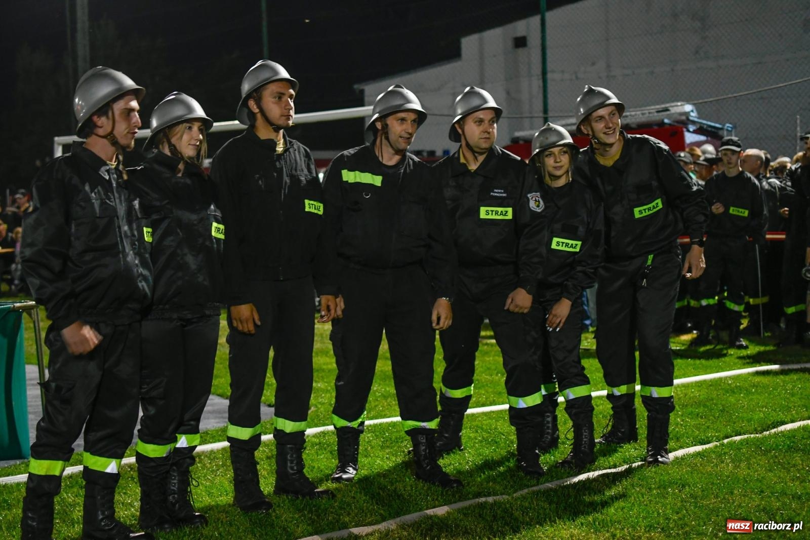 Zdjęcie w galerii na portalu naszraciborz.pl: Nocne strażackie show w Bolesławiu. Sztuczne ognie i rywalizacja w ćwiczeniu bojowym [FOTO i WIDEO] wiadomości z regionu