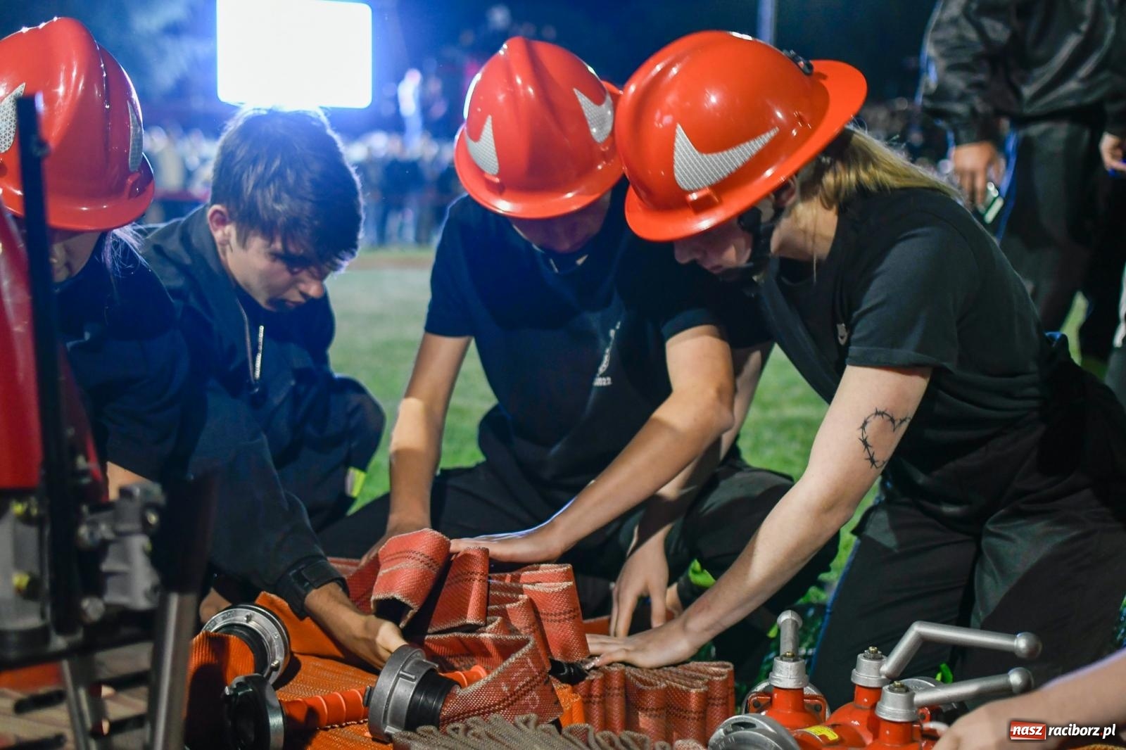Zdjęcie w galerii na portalu naszraciborz.pl: Nocne strażackie show w Bolesławiu. Sztuczne ognie i rywalizacja w ćwiczeniu bojowym [FOTO i WIDEO] wiadomości z regionu
