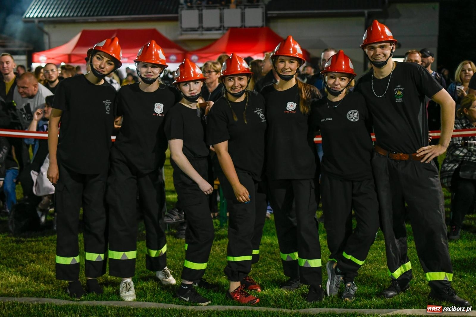 Zdjęcie w galerii na portalu naszraciborz.pl: Nocne strażackie show w Bolesławiu. Sztuczne ognie i rywalizacja w ćwiczeniu bojowym [FOTO i WIDEO] wiadomości z regionu