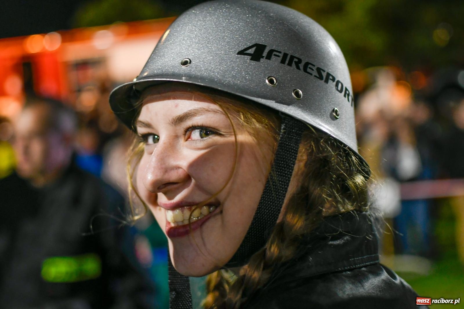 Zdjęcie w galerii na portalu naszraciborz.pl: Nocne strażackie show w Bolesławiu. Sztuczne ognie i rywalizacja w ćwiczeniu bojowym [FOTO i WIDEO] wiadomości z regionu