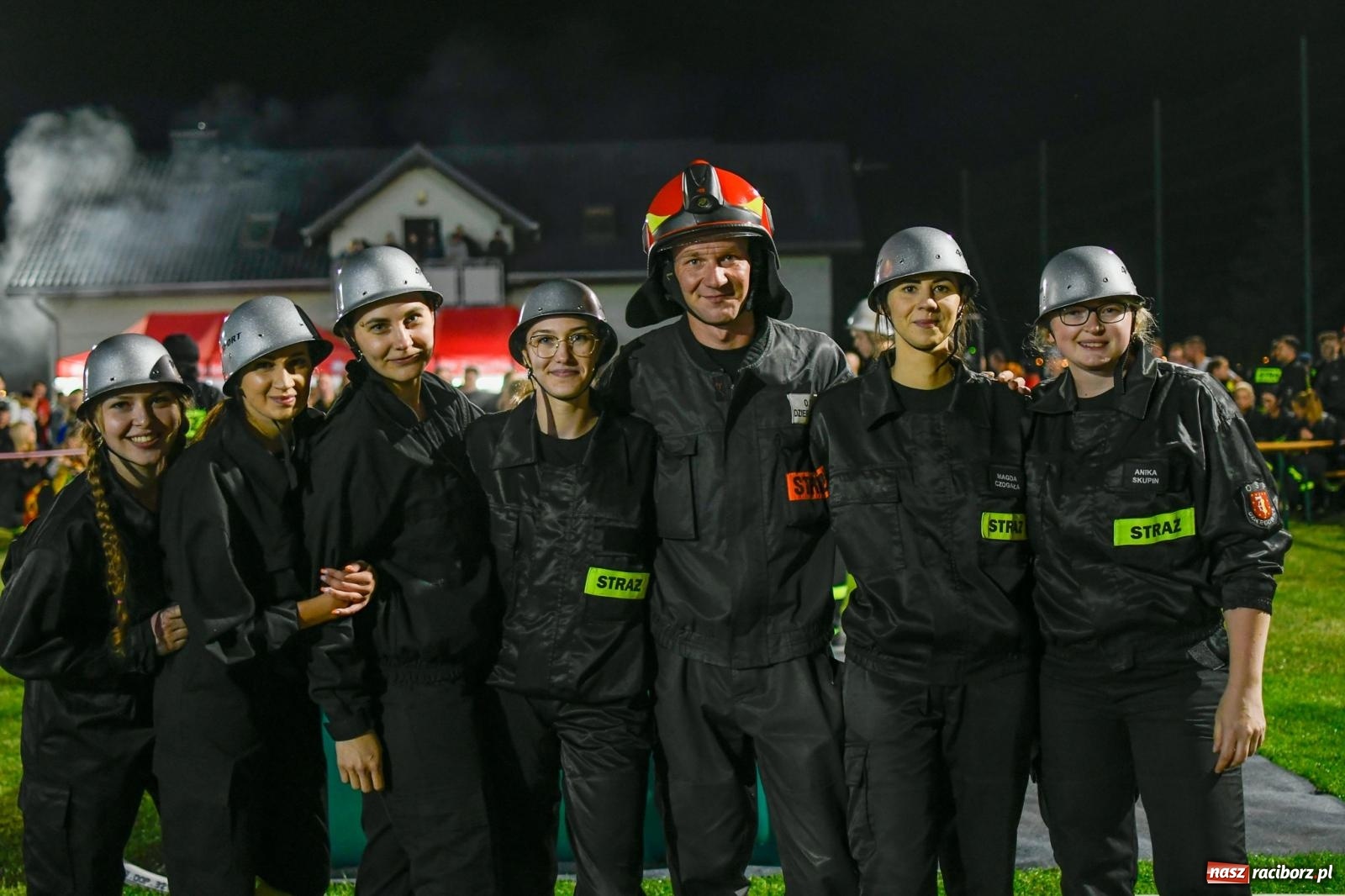 Zdjęcie w galerii na portalu naszraciborz.pl: Nocne strażackie show w Bolesławiu. Sztuczne ognie i rywalizacja w ćwiczeniu bojowym [FOTO i WIDEO] wiadomości z regionu