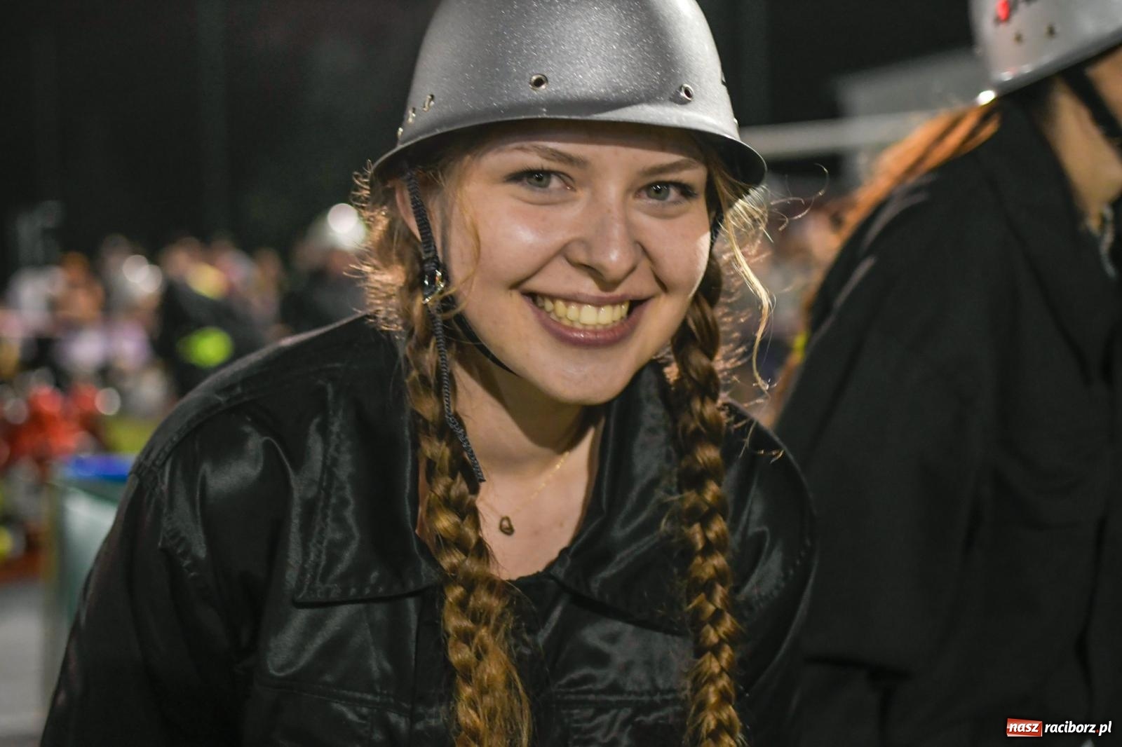 Zdjęcie w galerii na portalu naszraciborz.pl: Nocne strażackie show w Bolesławiu. Sztuczne ognie i rywalizacja w ćwiczeniu bojowym [FOTO i WIDEO] wiadomości z regionu